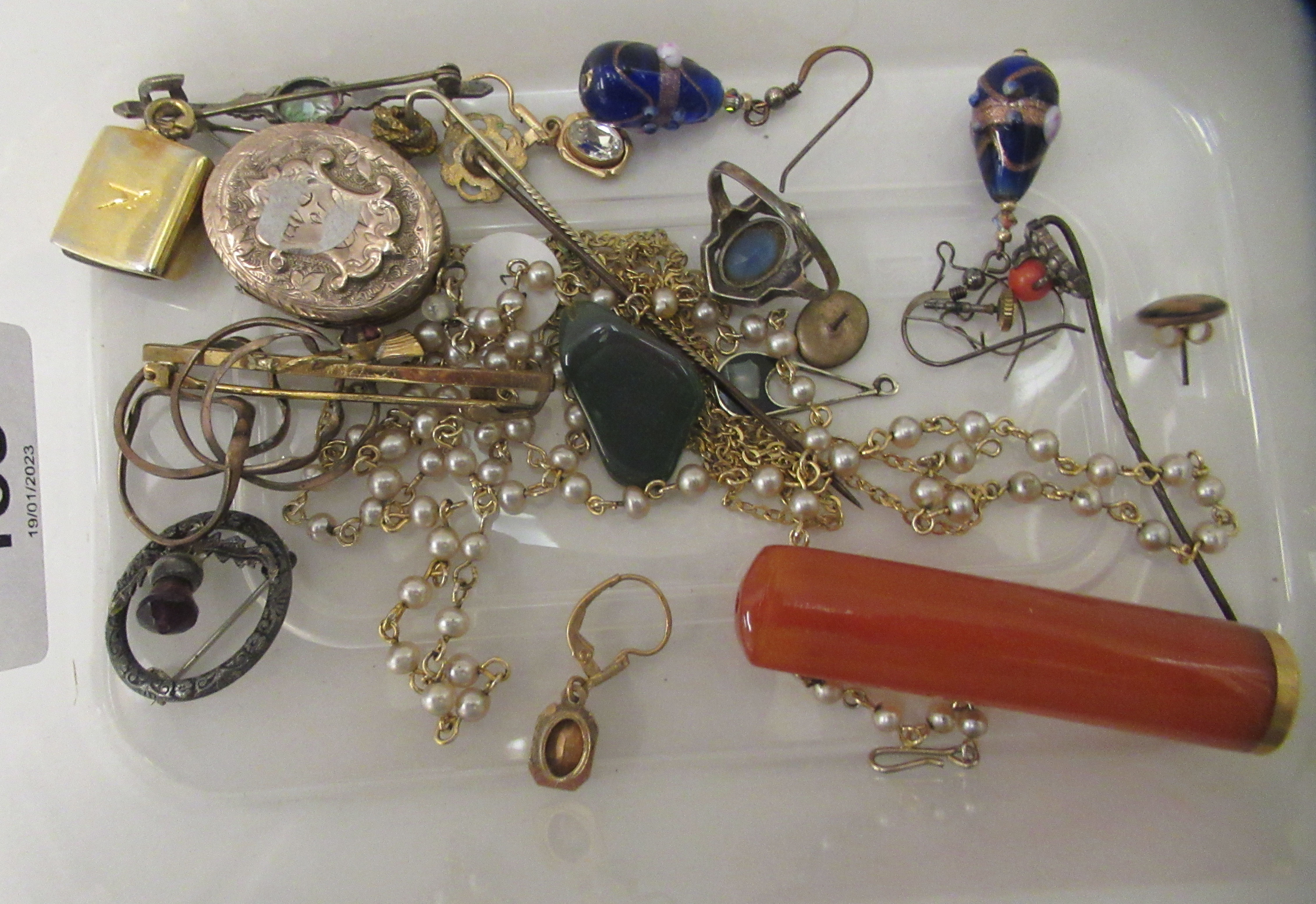 Items of personal ornament and other collectables: to include a gold coloured metal pendant - Image 2 of 6