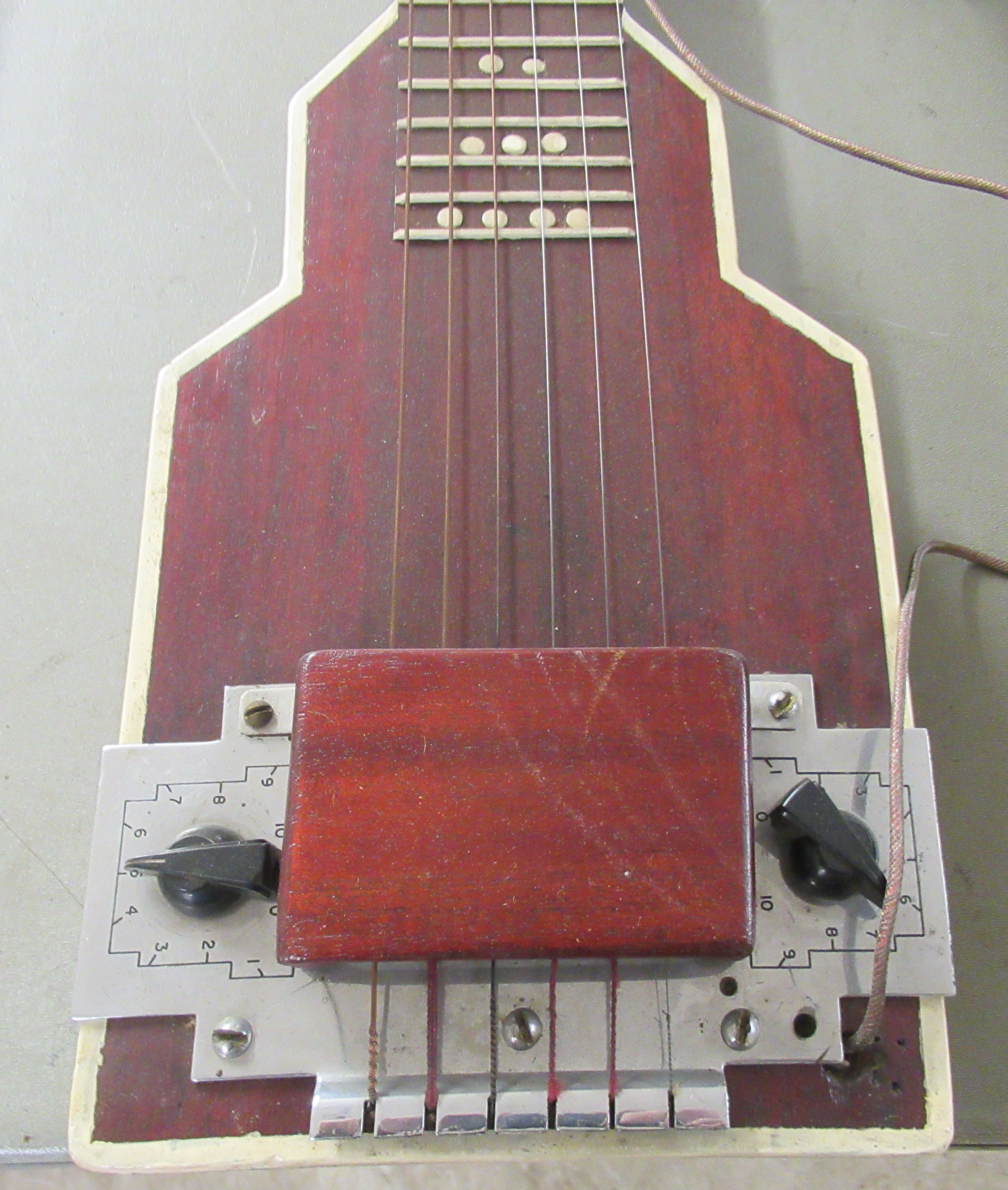 Musical instruments: to include an electric guitar; and a lute - Image 6 of 10