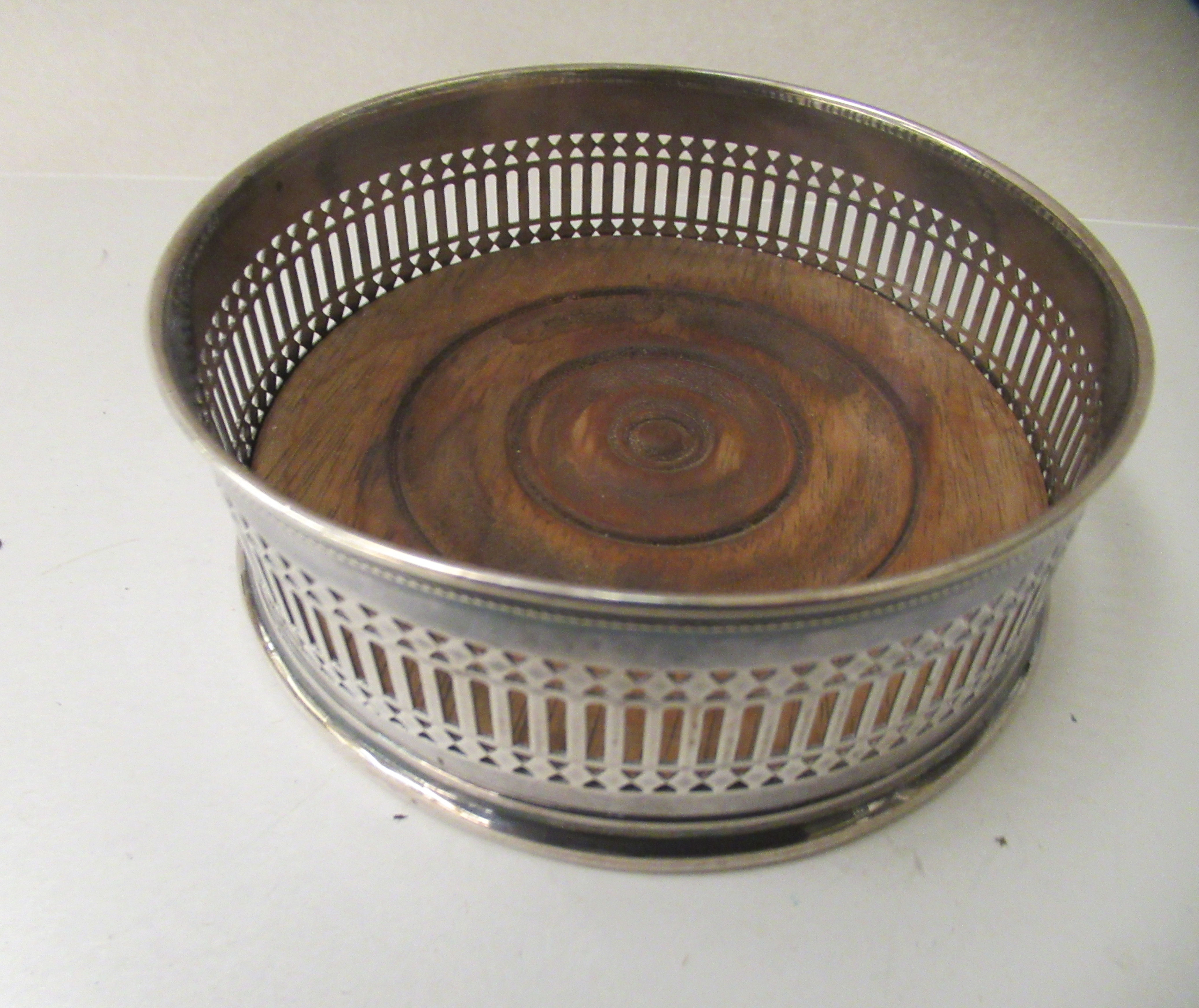 Silver collectables: to include a wine bottle coaster with a turned, wooden base  Sheffield mark - Image 3 of 5