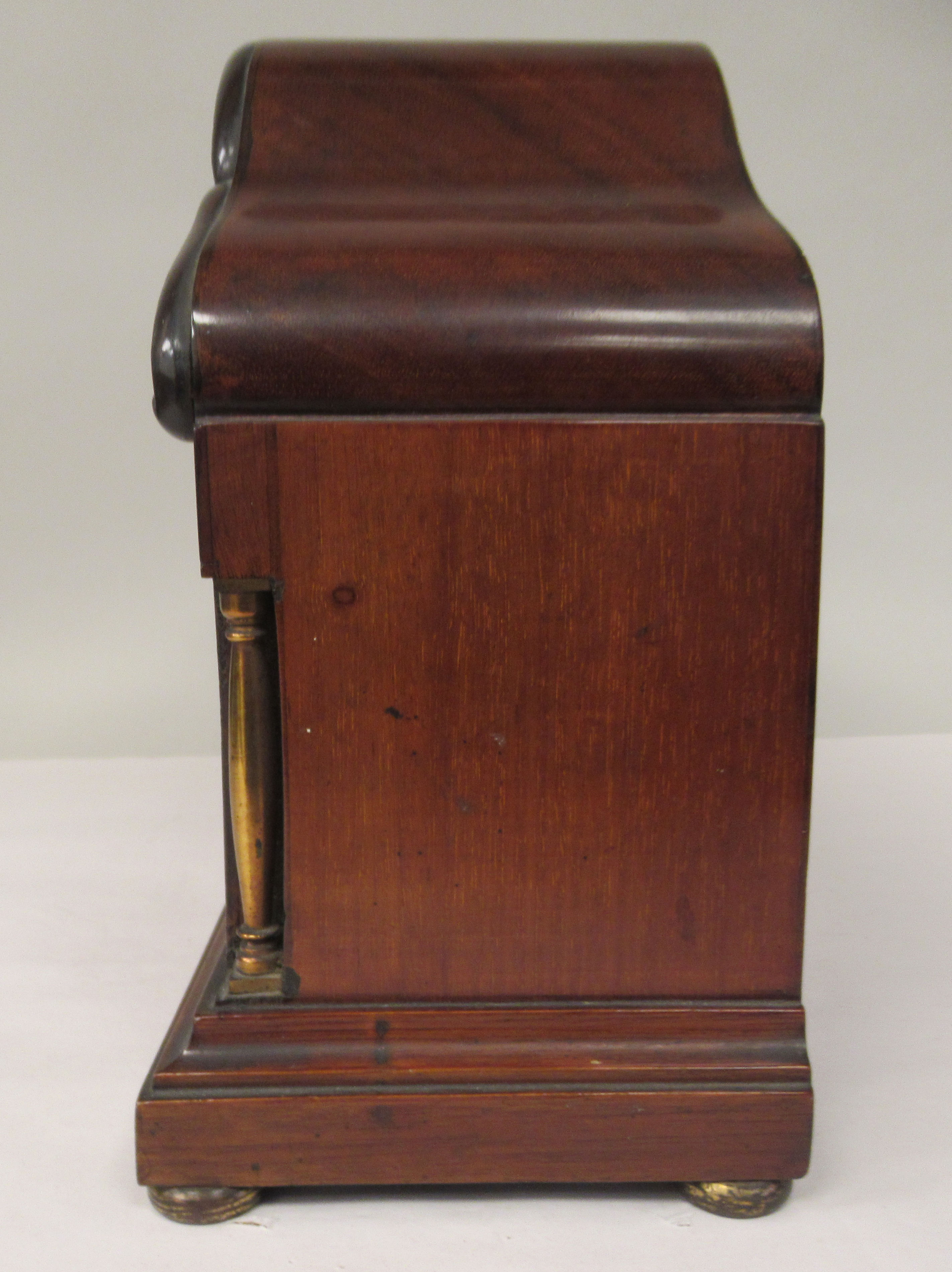 An Edwardian carved, string inlaid mahogany and marquetry cased mantel clock with a round arch top - Image 4 of 7