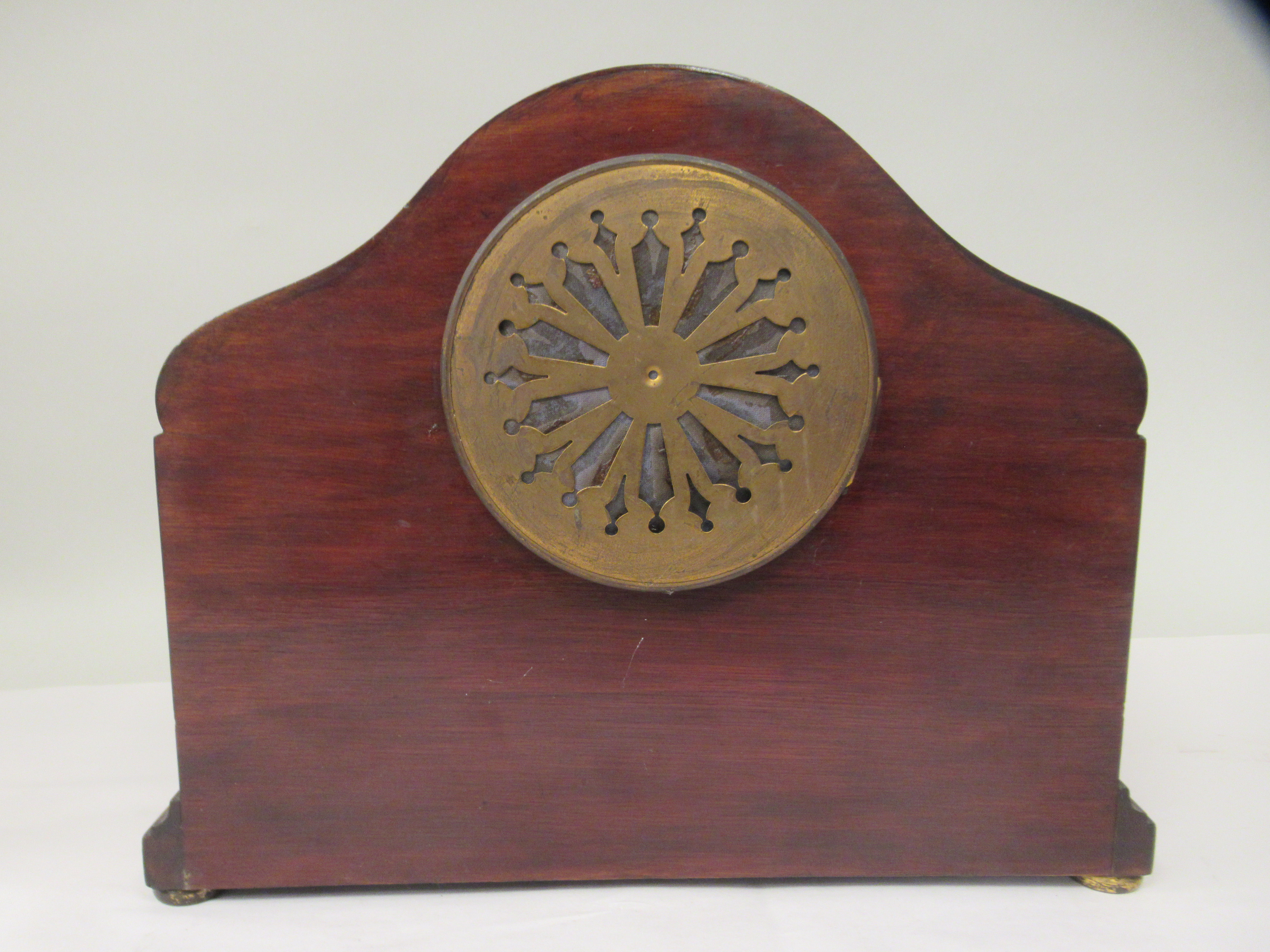 An Edwardian carved, string inlaid mahogany and marquetry cased mantel clock with a round arch top - Image 3 of 7