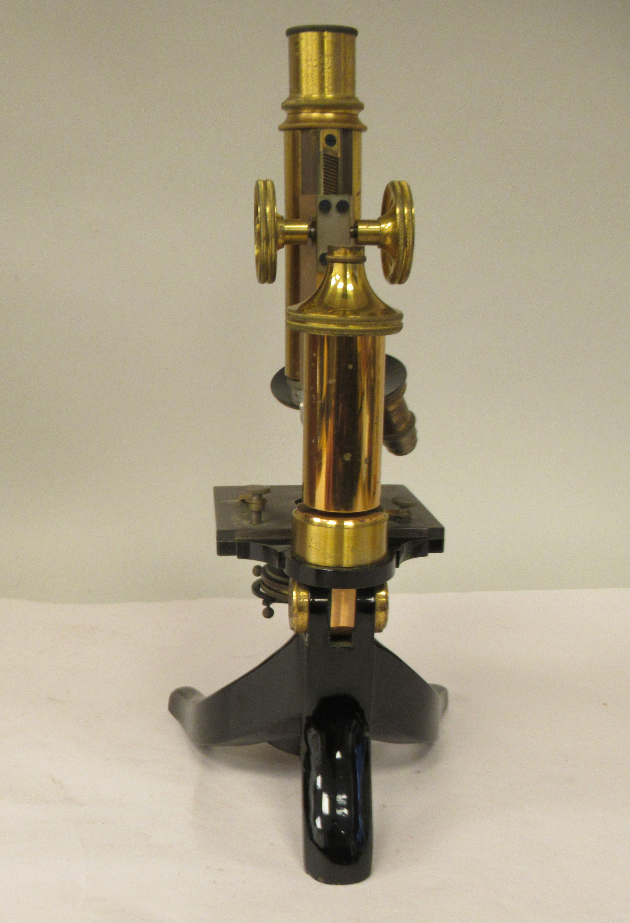 A German E Leitz Wetzlar black enamelled and lacquered brass microscope, no.84914 with three - Image 5 of 8