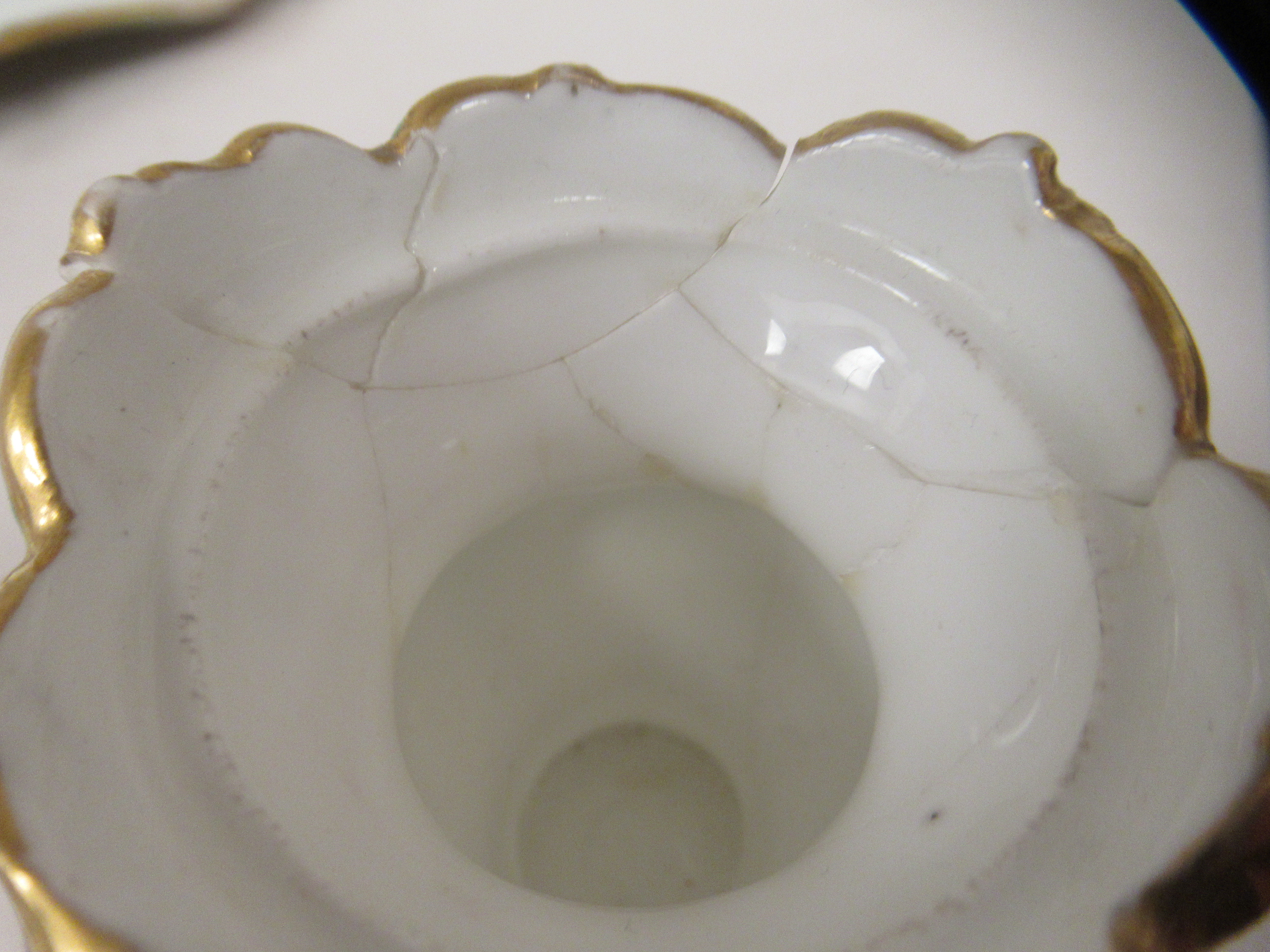 A late 19thC porcelain inkstand, the oval tray having a moulded, pierced and scrolled border and - Image 4 of 5