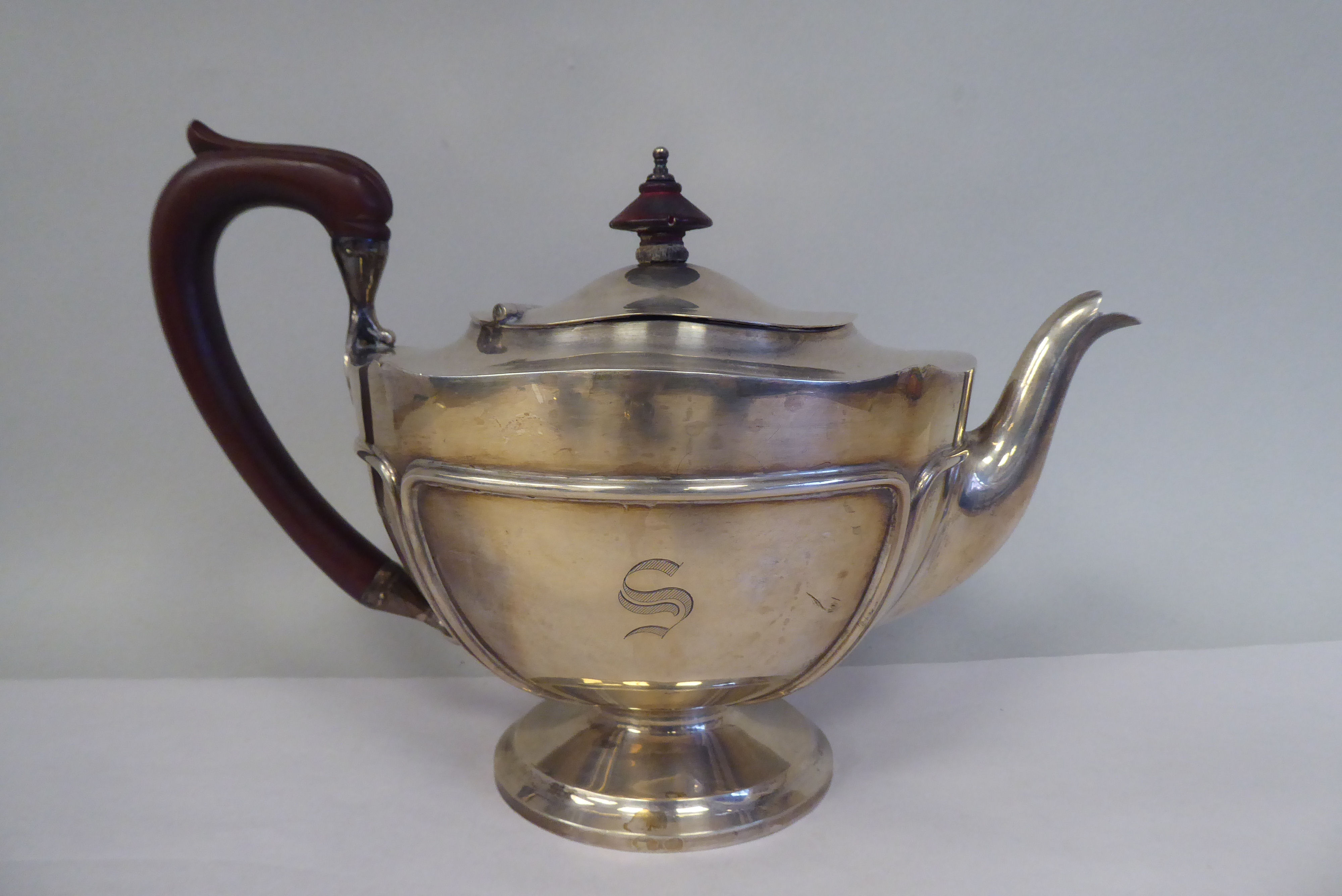 A four piece silver tea set, comprising a teapot of pedestal bowl display with an S-swept swept, - Image 7 of 12