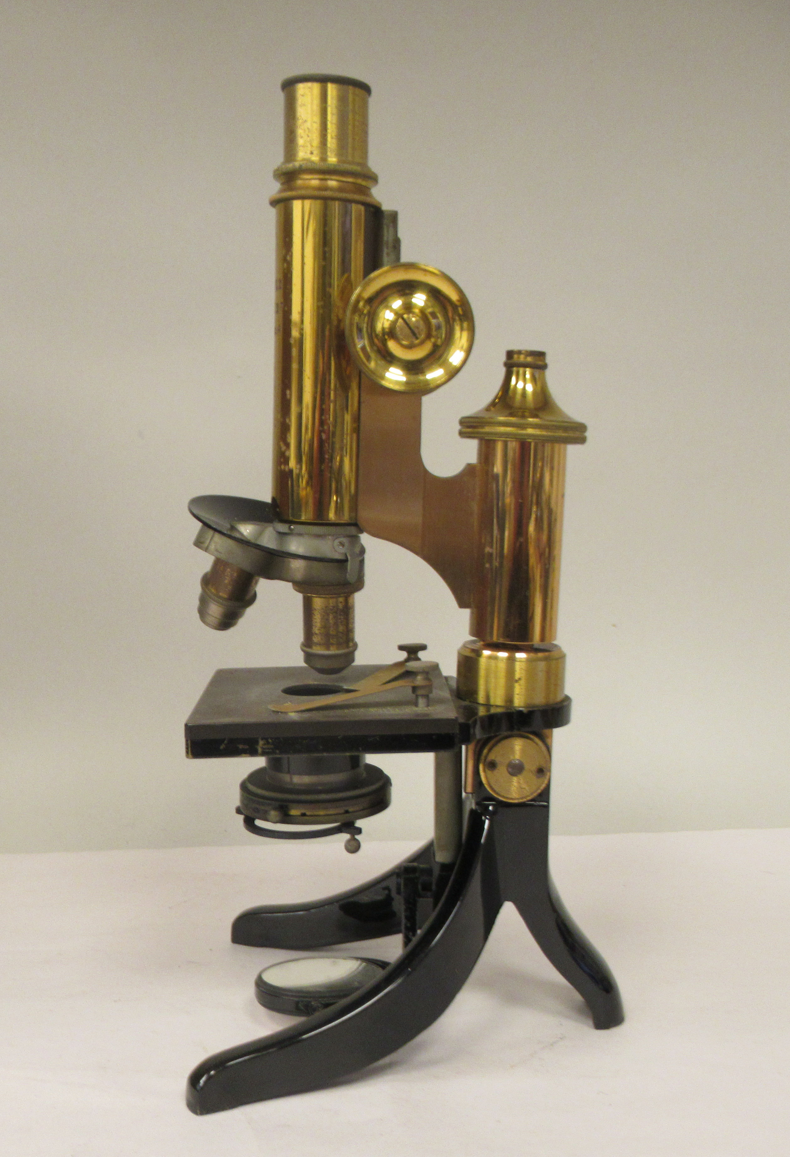 A German E Leitz Wetzlar black enamelled and lacquered brass microscope, no.84914 with three - Image 2 of 8
