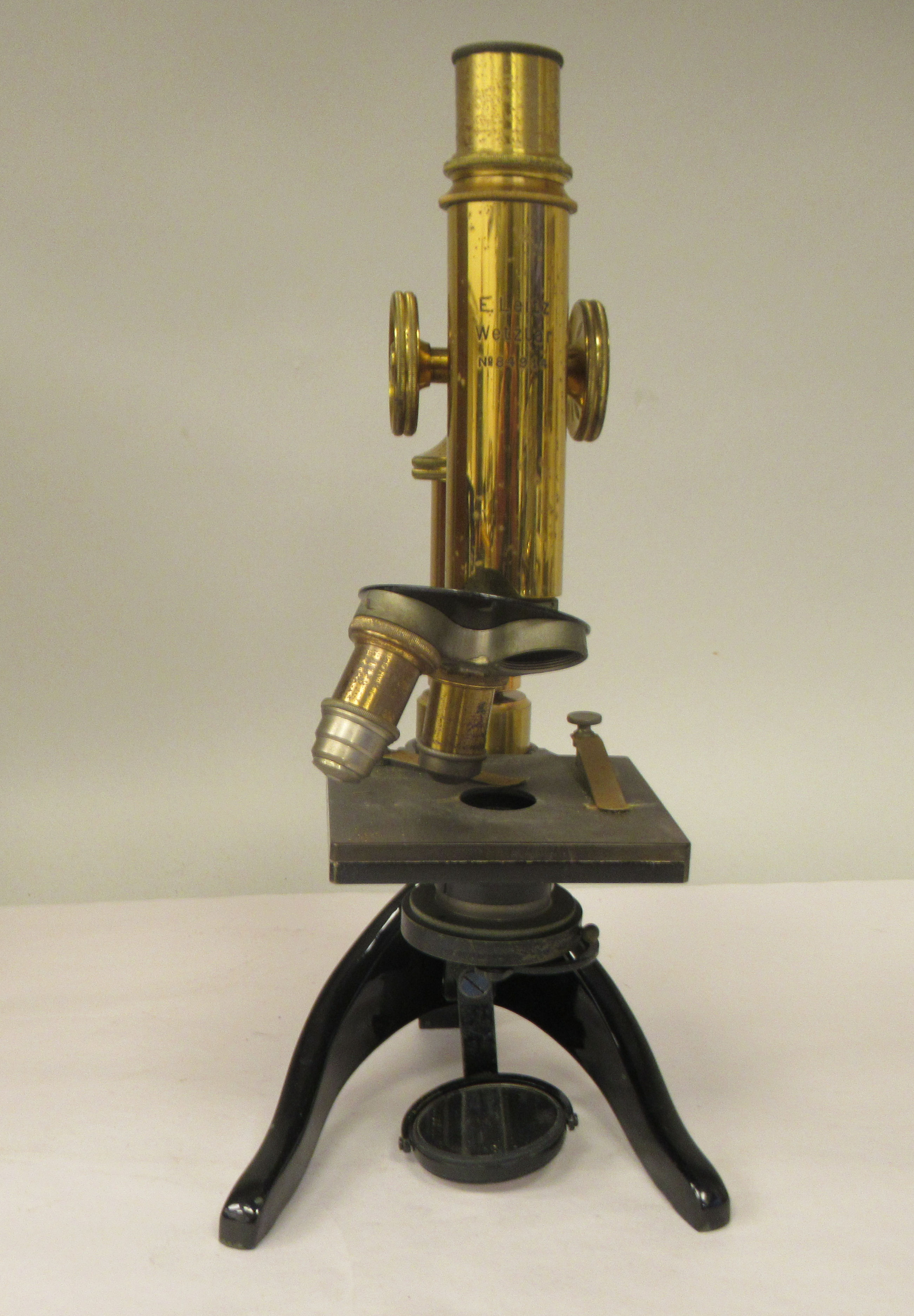 A German E Leitz Wetzlar black enamelled and lacquered brass microscope, no.84914 with three - Image 3 of 8