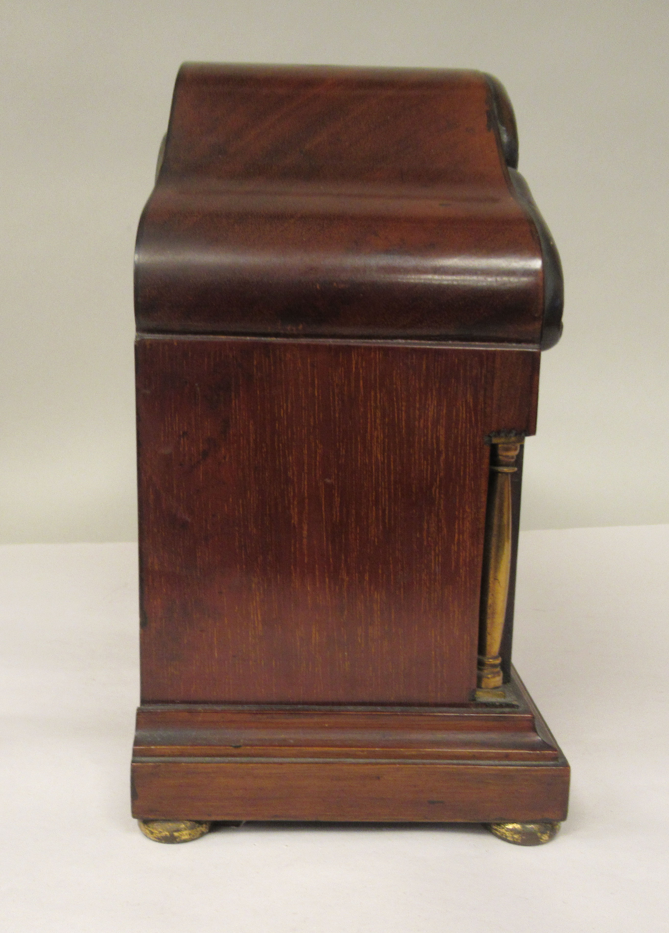 An Edwardian carved, string inlaid mahogany and marquetry cased mantel clock with a round arch top - Image 2 of 7