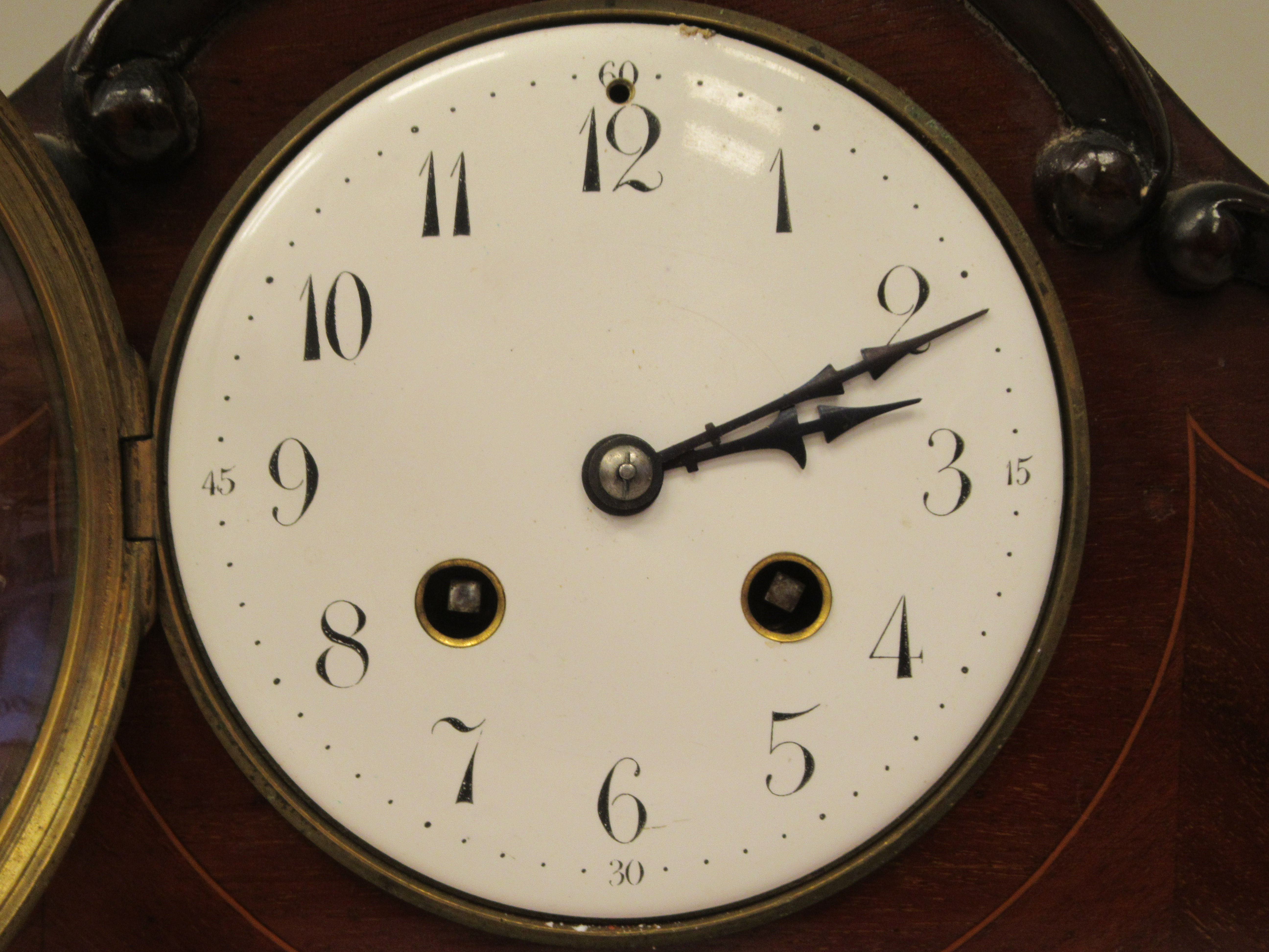 An Edwardian carved, string inlaid mahogany and marquetry cased mantel clock with a round arch top - Image 5 of 7