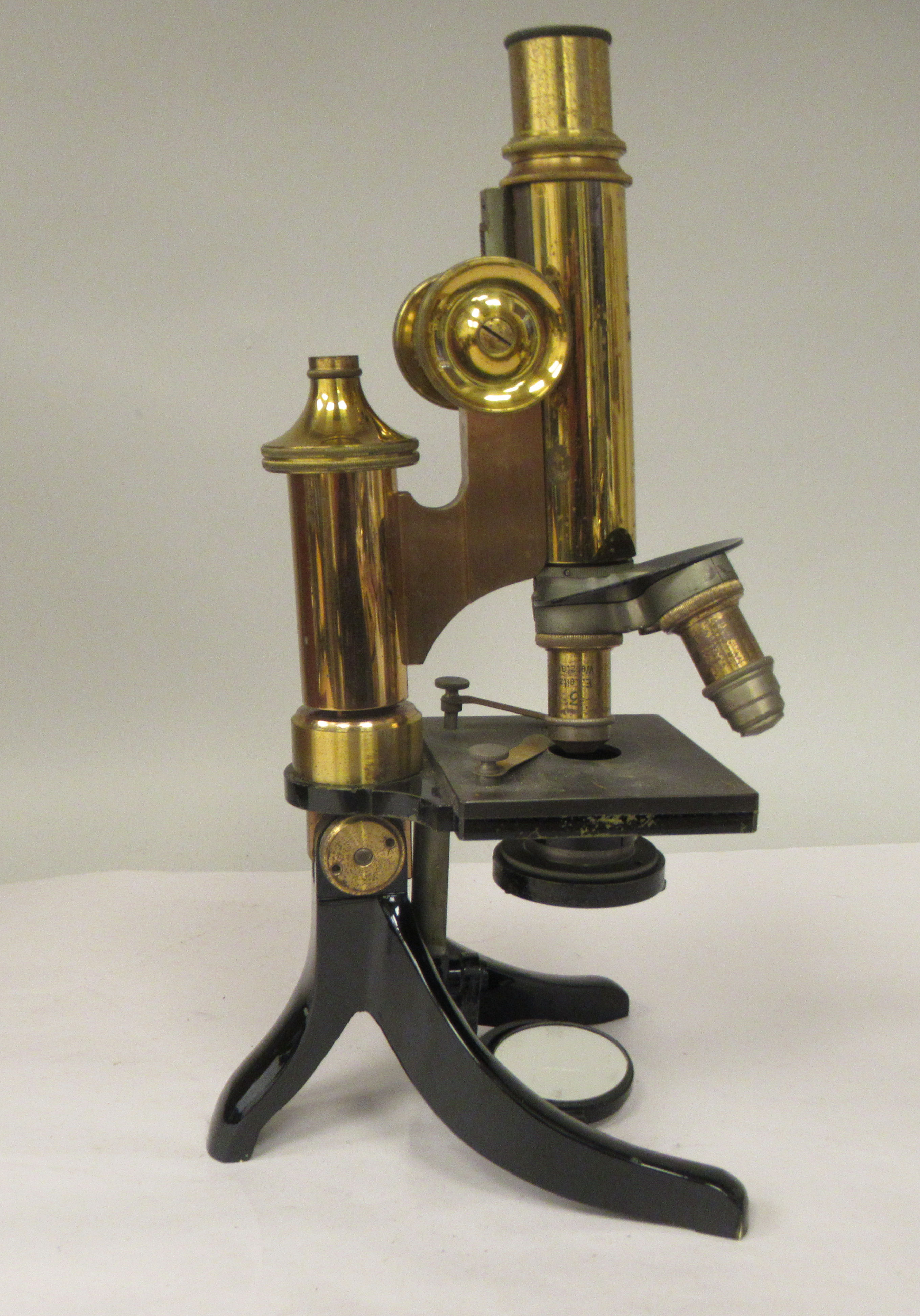 A German E Leitz Wetzlar black enamelled and lacquered brass microscope, no.84914 with three - Image 4 of 8