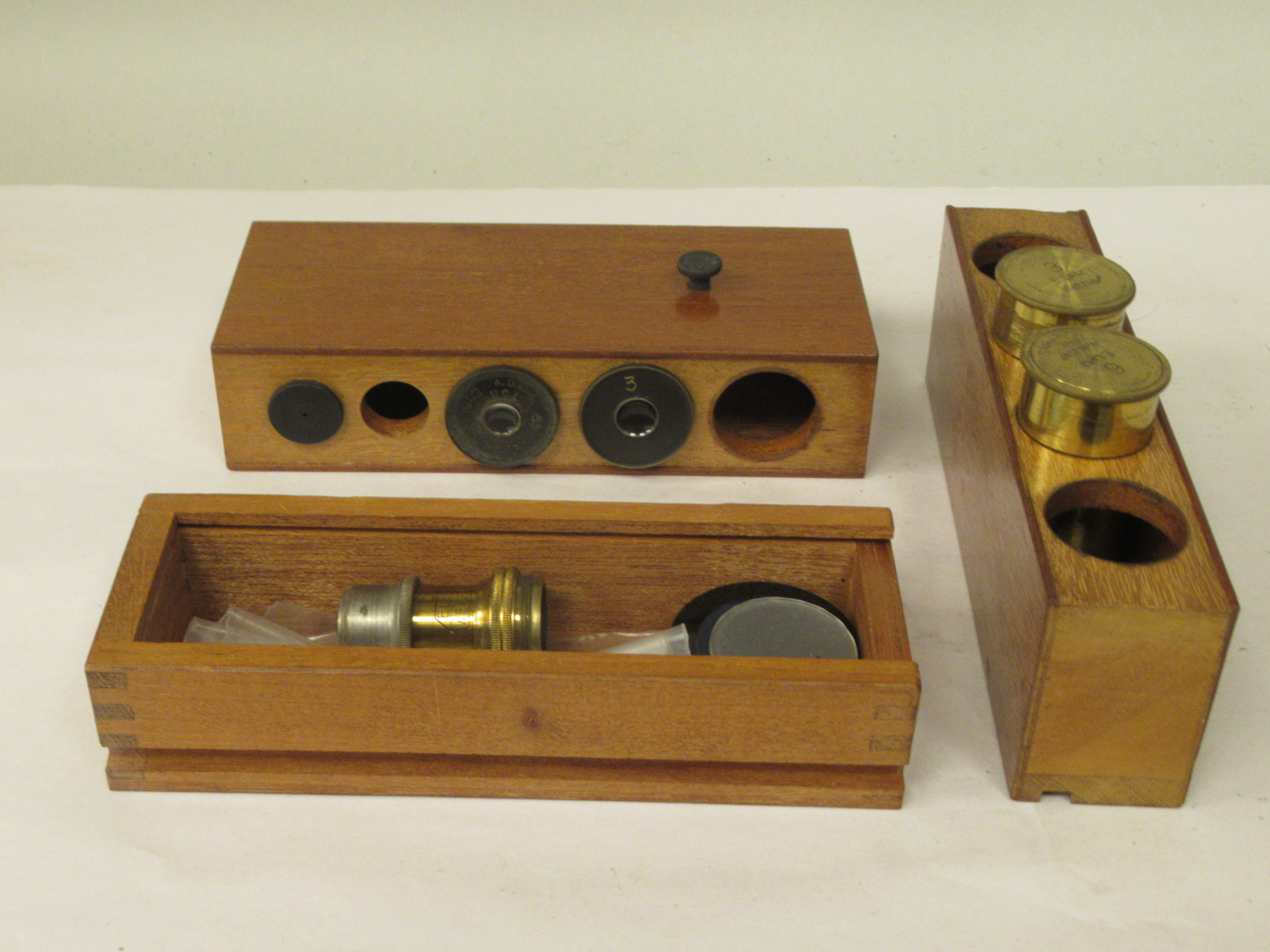 A German E Leitz Wetzlar black enamelled and lacquered brass microscope, no.84914 with three - Image 7 of 8