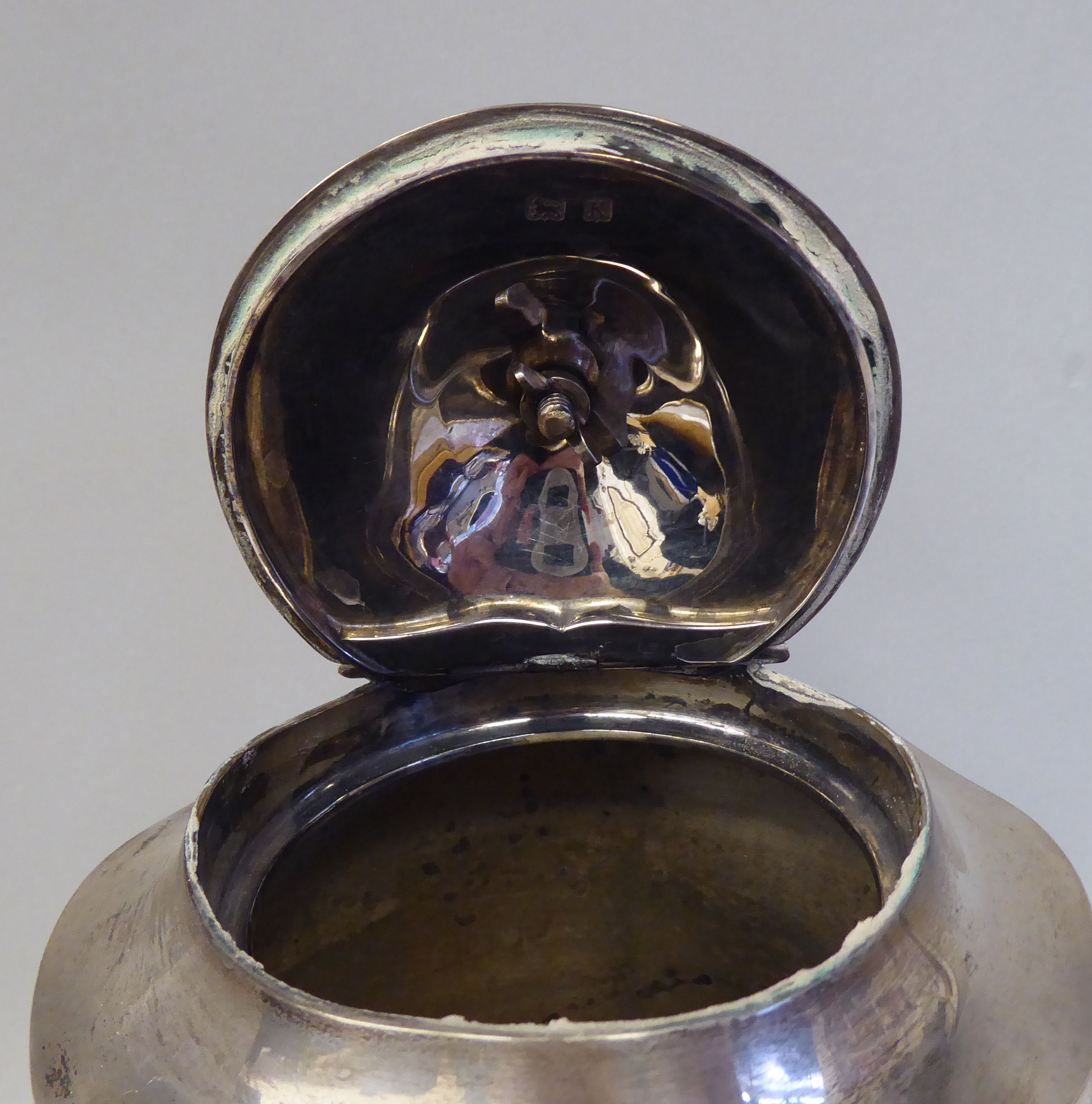 A four piece silver tea set, comprising a teapot of pedestal bowl display with an S-swept swept, - Image 4 of 12