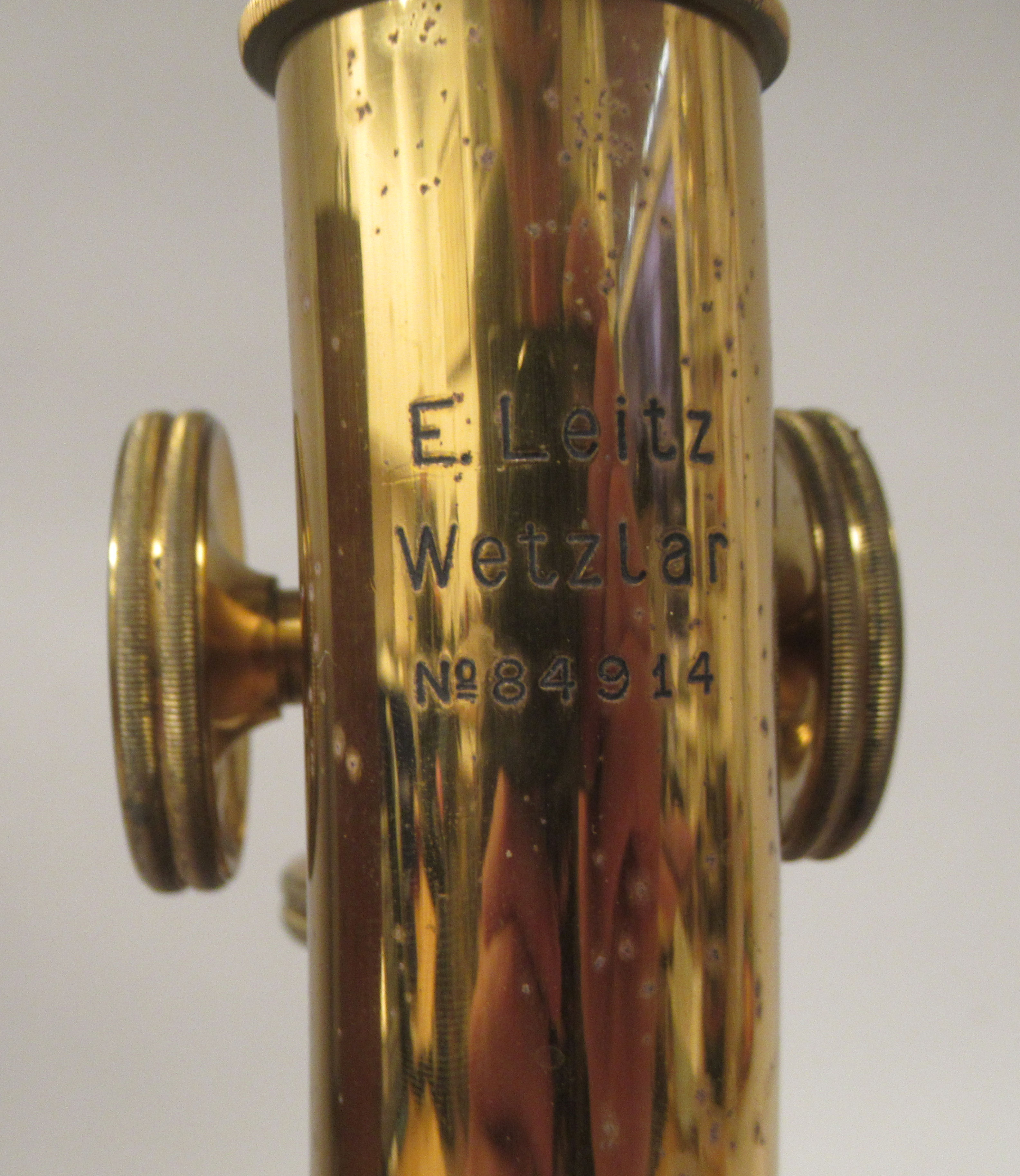 A German E Leitz Wetzlar black enamelled and lacquered brass microscope, no.84914 with three - Image 6 of 8