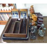 Mainly 20thC wooden collectables: to include a 1930s oak cutlery tray, on a brass bail handles  4" x