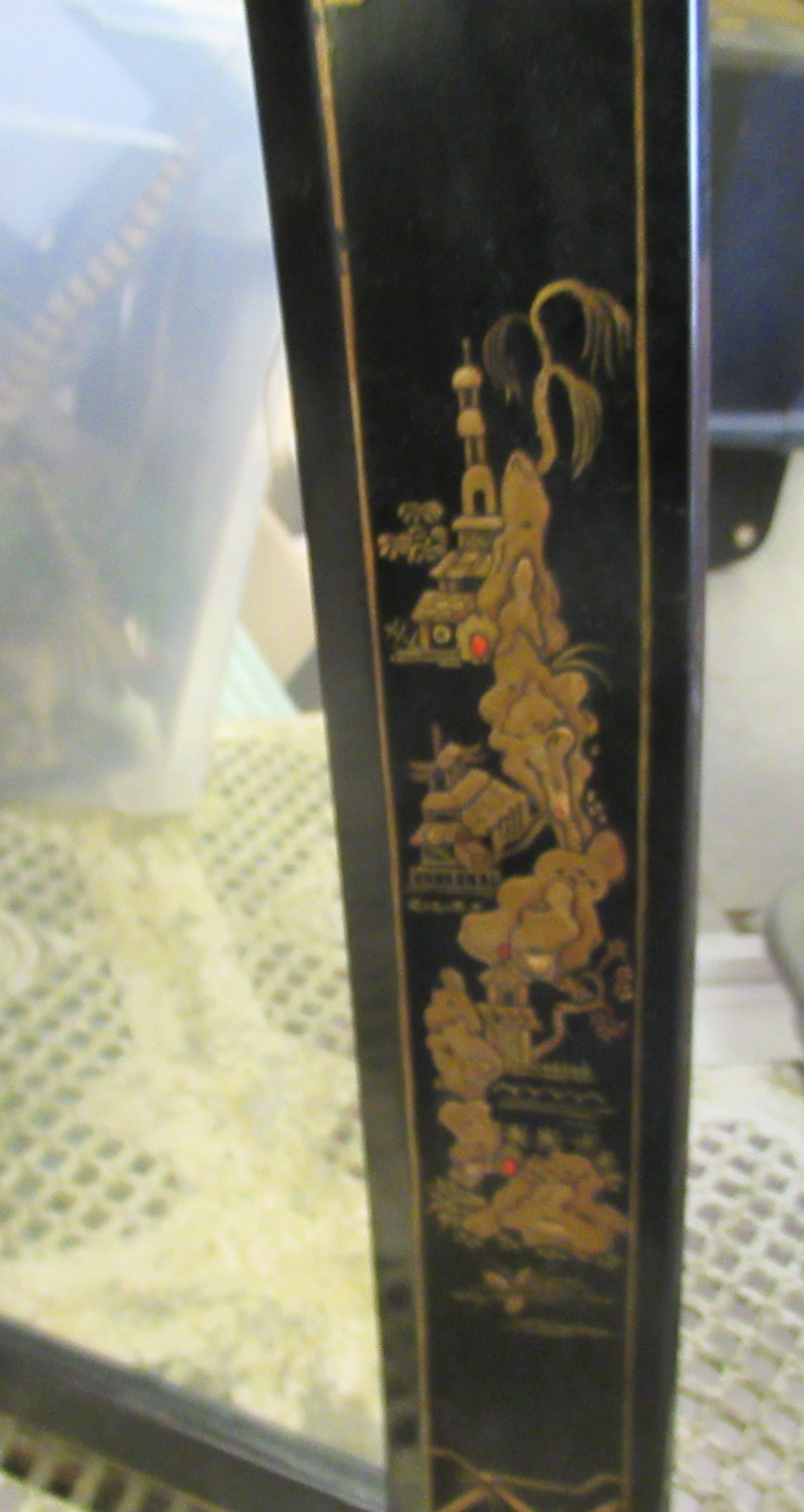 A 20thC mirror, the plate set in a black lacquered frame, decorated in chinoiserie taste  16" x 21" - Image 4 of 5