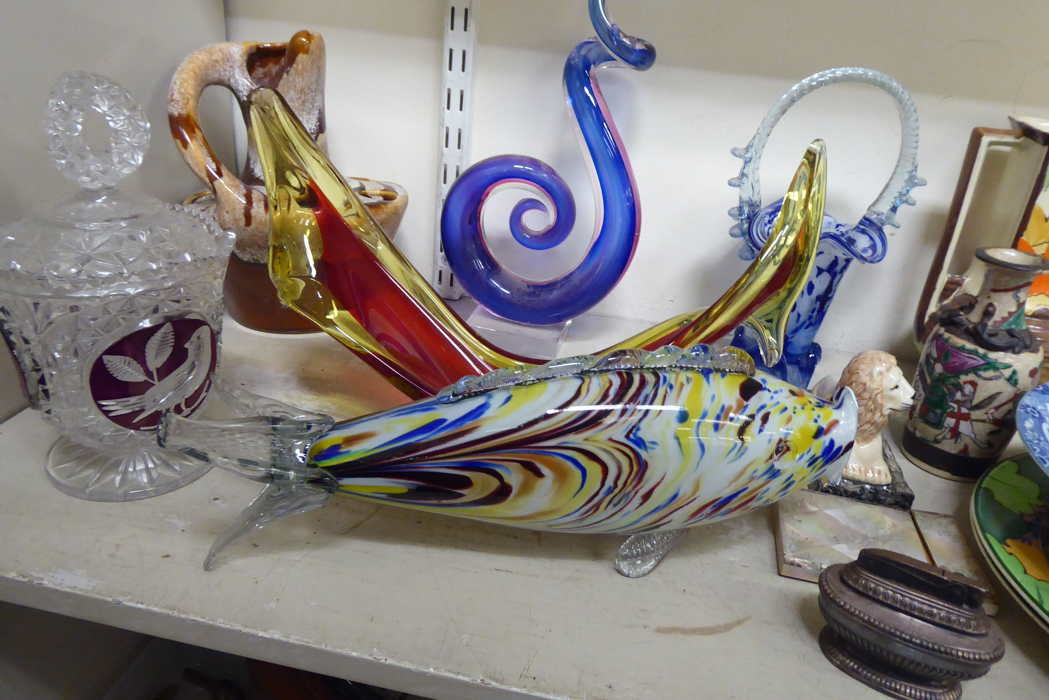 A mixed lot: to include a red and yellow, freeform glass dish  13"w; a scrolled blue and red glass - Image 3 of 4