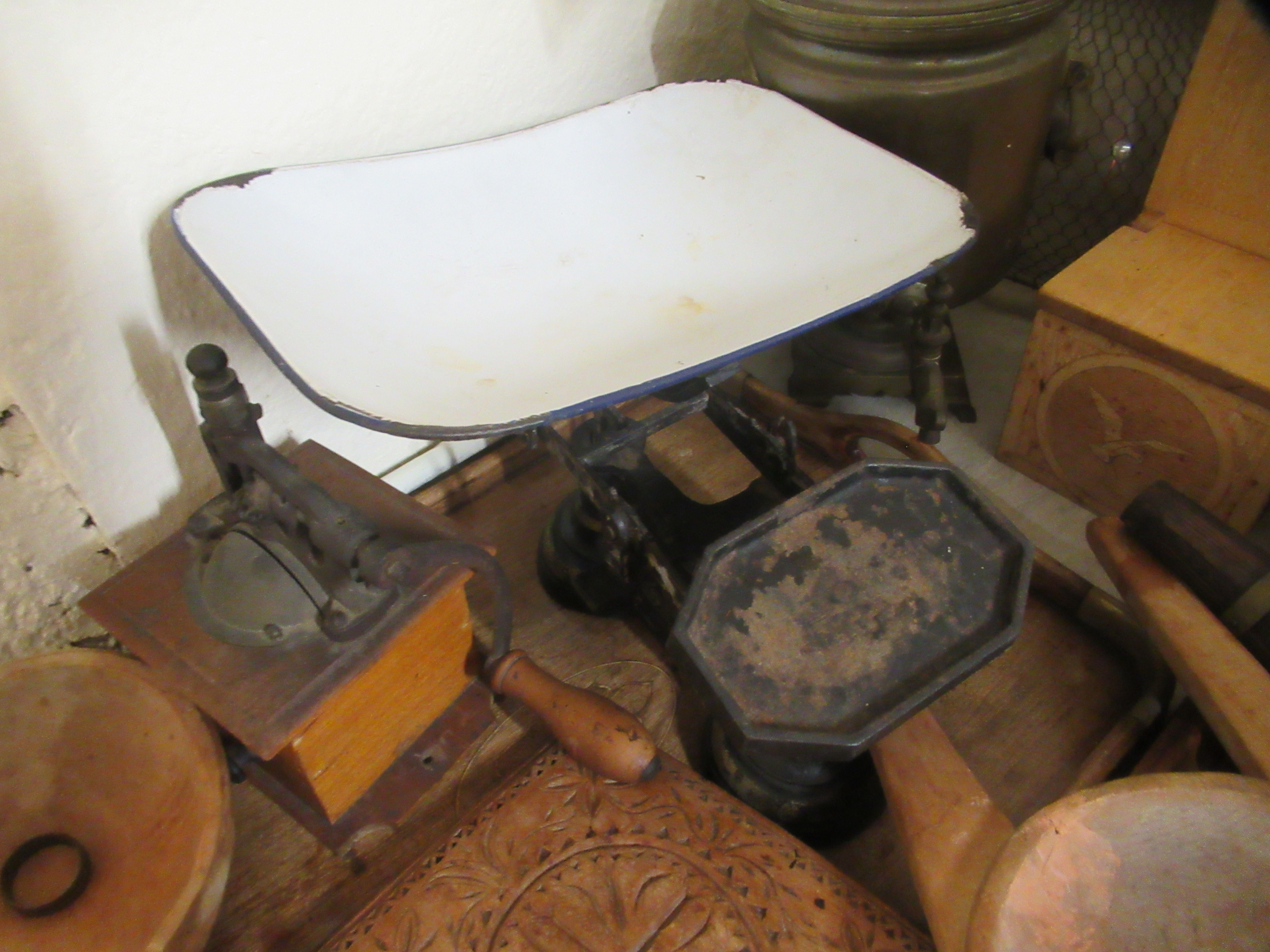 Wooden implements and vintage kitchen bygones - Image 5 of 7