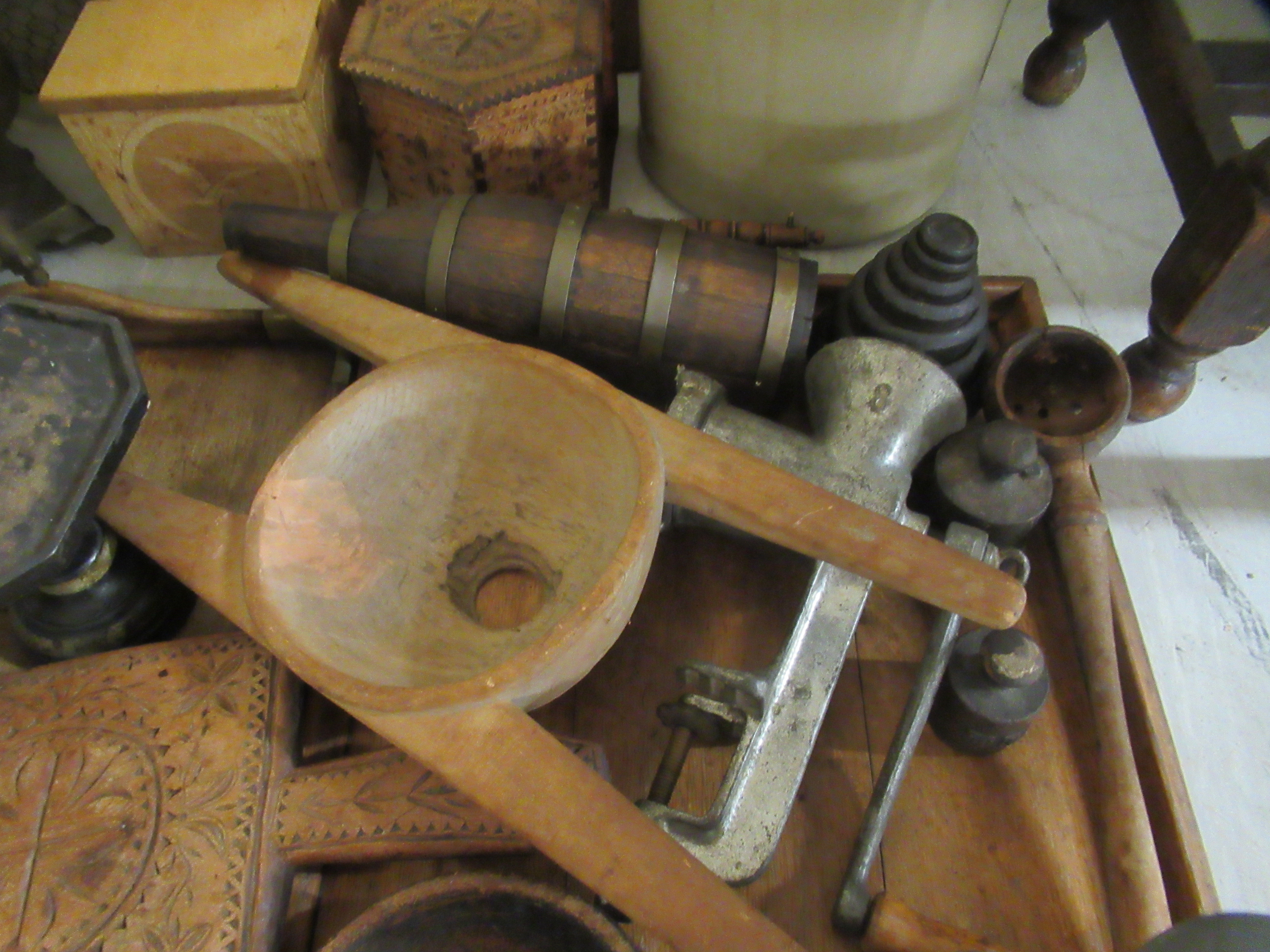 Wooden implements and vintage kitchen bygones - Image 4 of 7