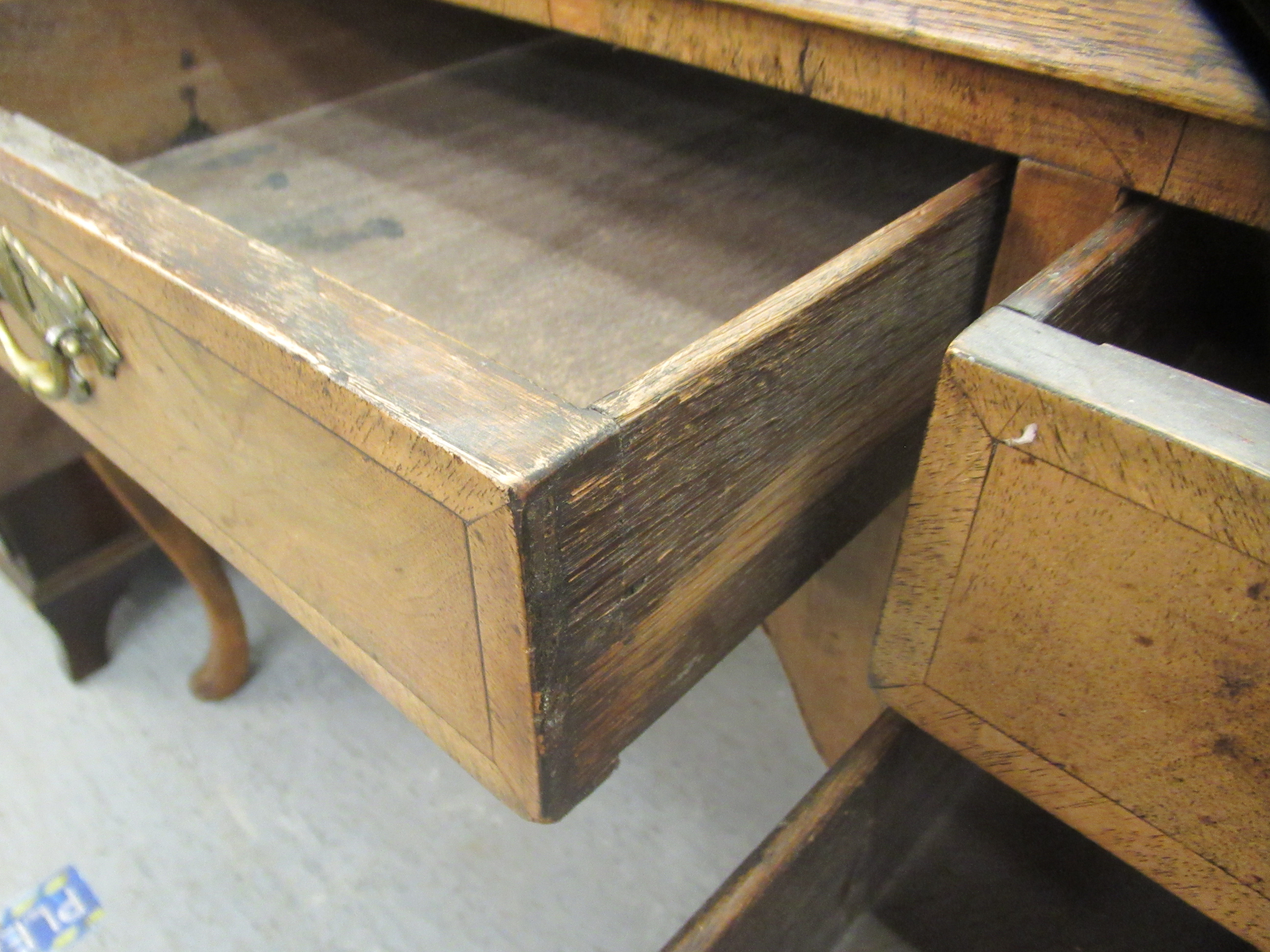 A late 19th/early 20thC crossbanded mahogany and walnut, five drawer kneehole desk, raised on - Image 4 of 5