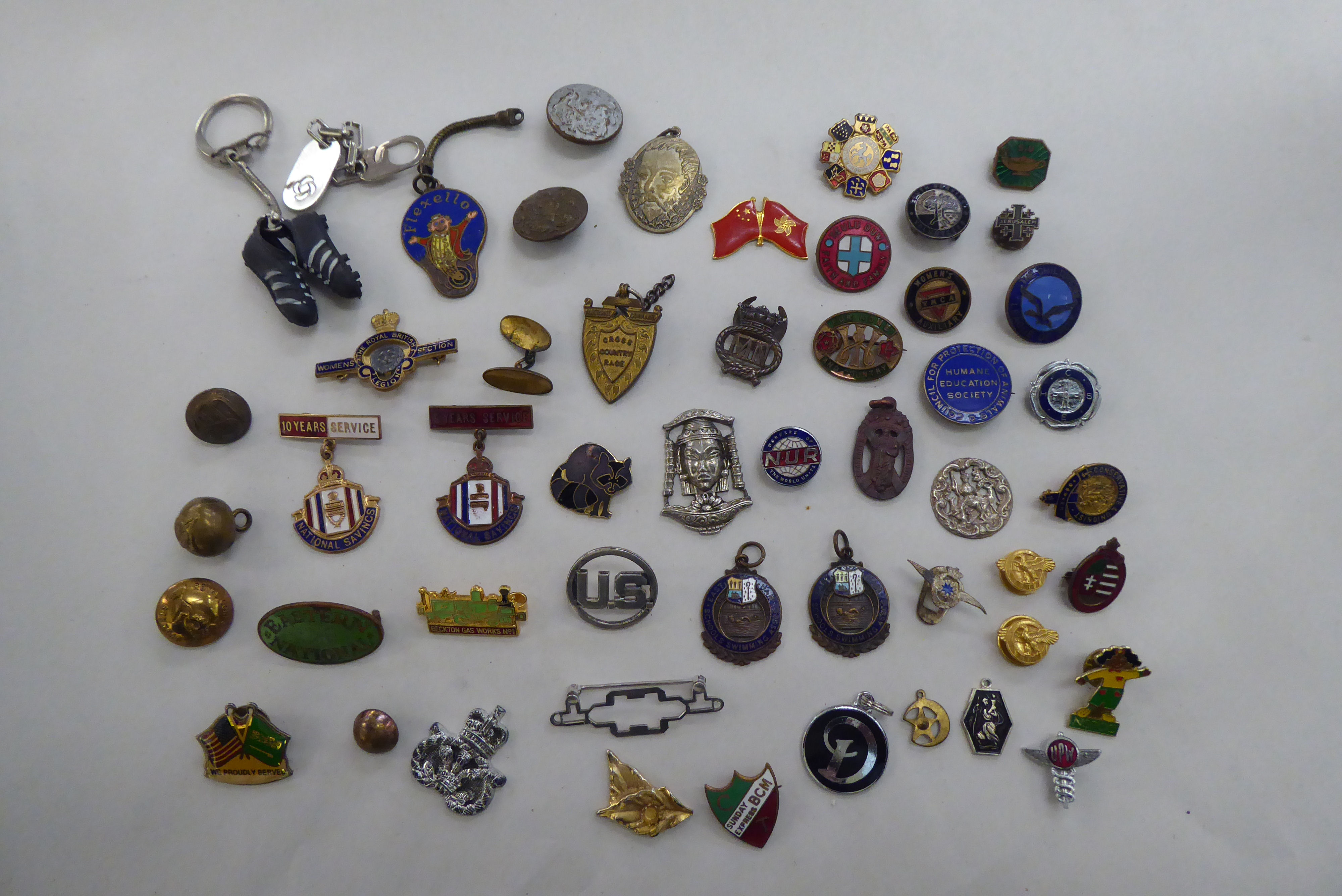 Mainly military themed badges and buttons (Please Note: this lot is subject to the statement made in - Image 3 of 6