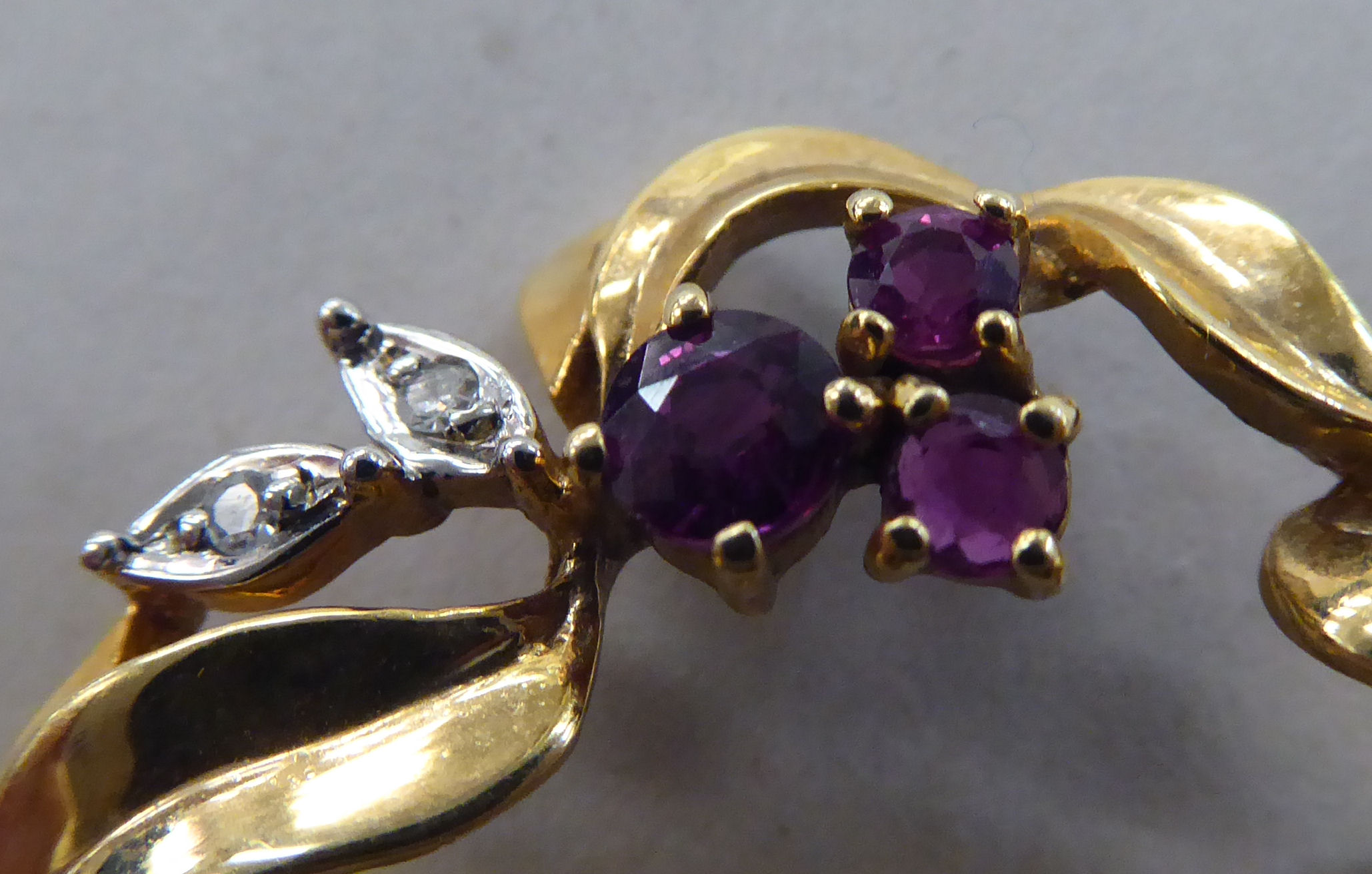 A 9ct gold brooch, set with rubies and diamonds - Image 4 of 4