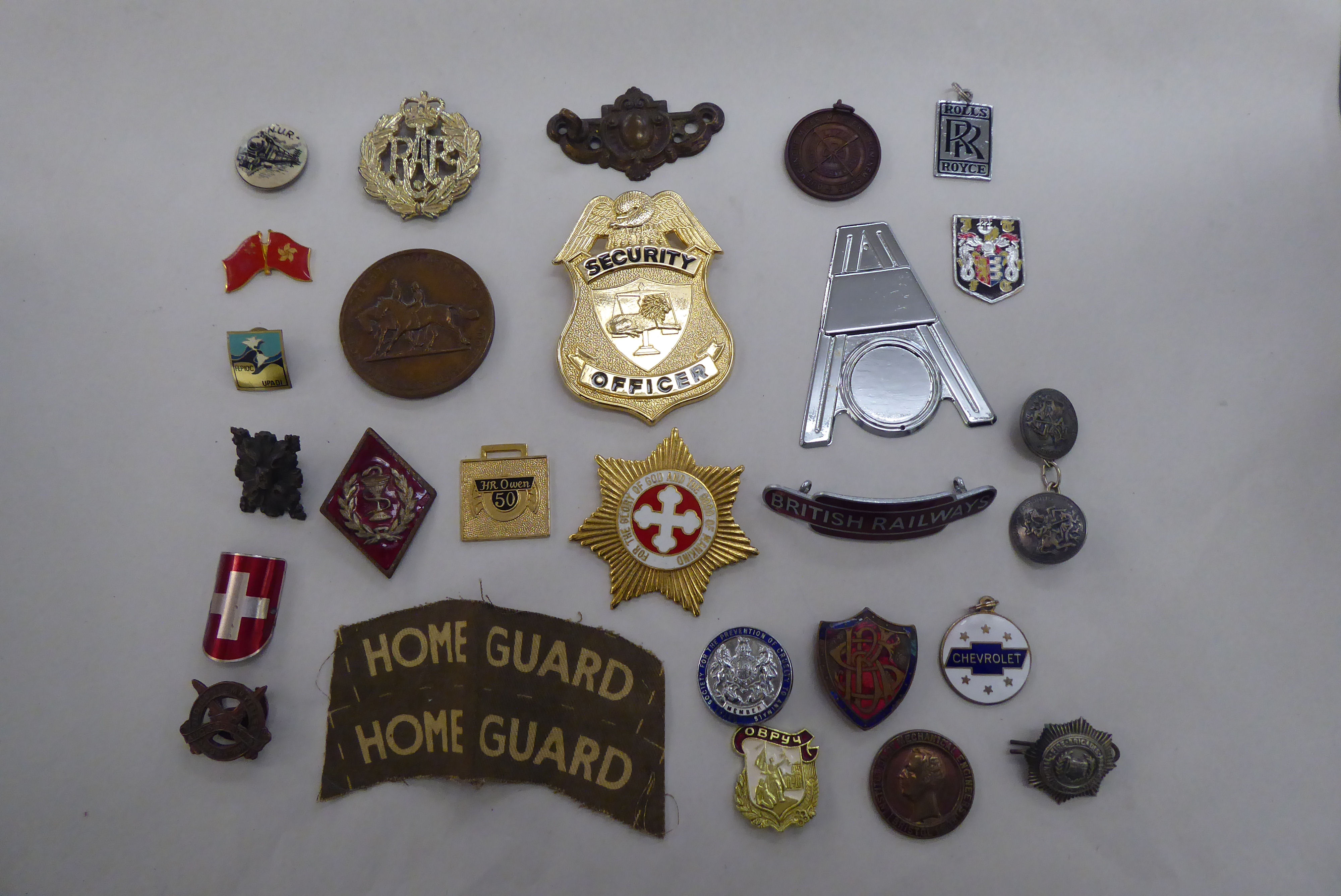 Mainly military themed badges and buttons (Please Note: this lot is subject to the statement made in - Image 2 of 6