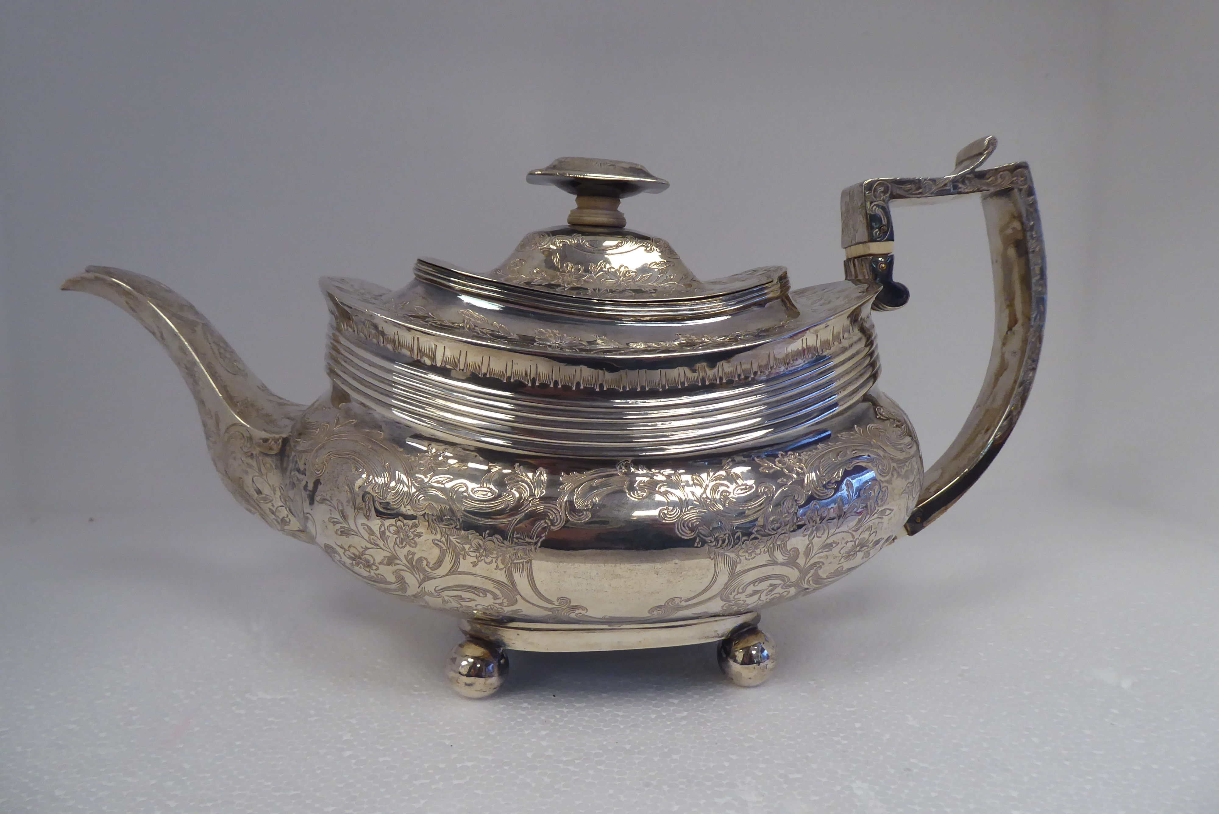 A George IV silver teapot of oval, ogee form with a swept spout and angular handle, flush fitting - Image 3 of 8