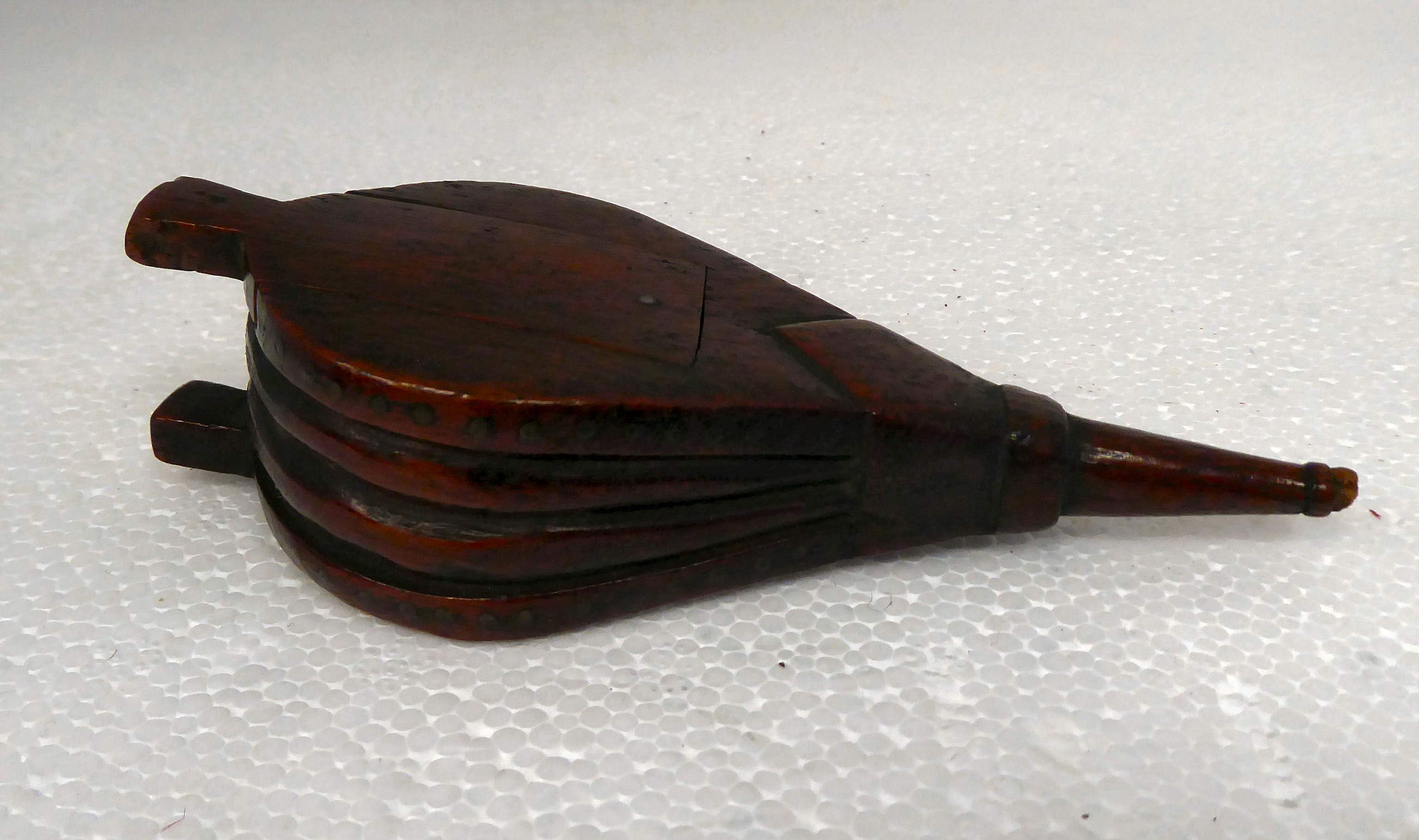 A 19thC treen carved wooden novelty snuff box, fashioned as a pair of bellows with a sliding lid
