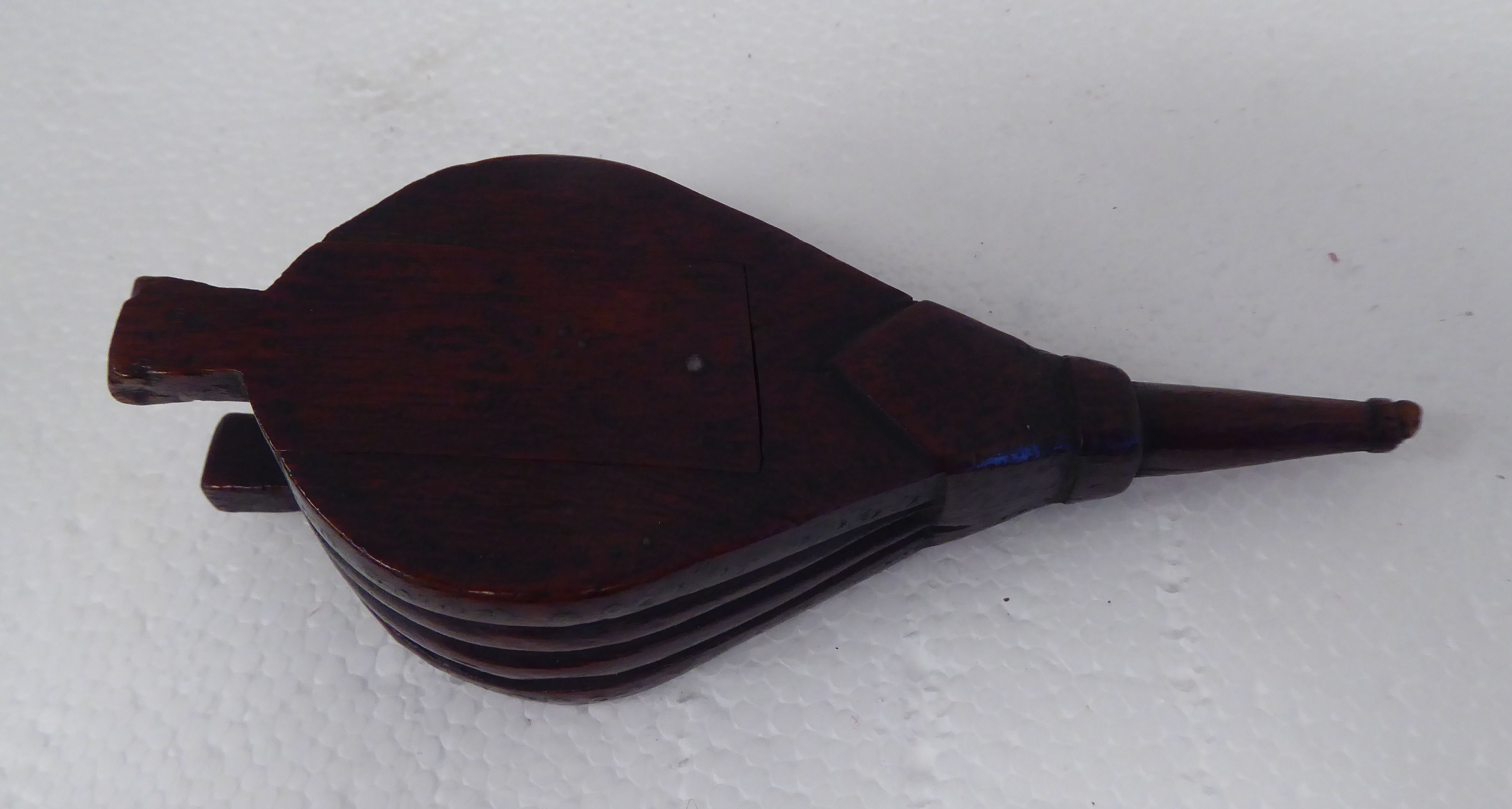 A 19thC treen carved wooden novelty snuff box, fashioned as a pair of bellows with a sliding lid - Image 5 of 6