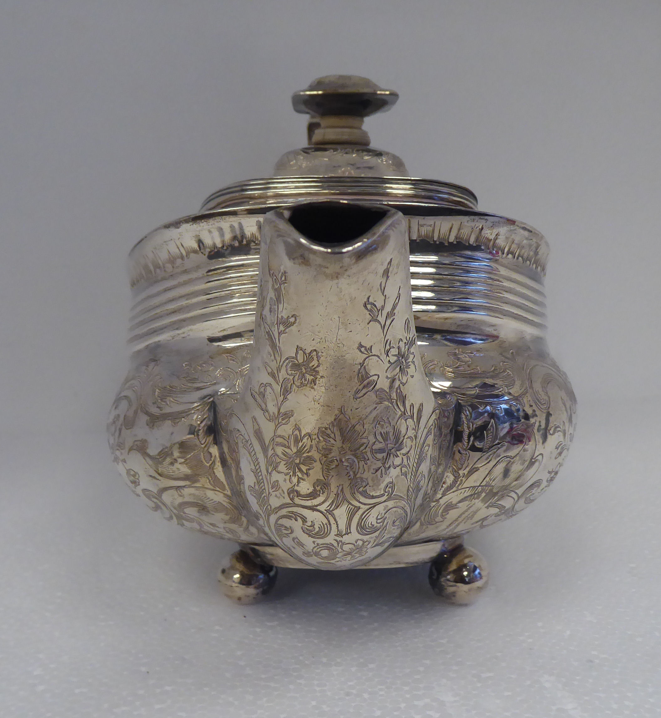 A George IV silver teapot of oval, ogee form with a swept spout and angular handle, flush fitting - Image 4 of 8