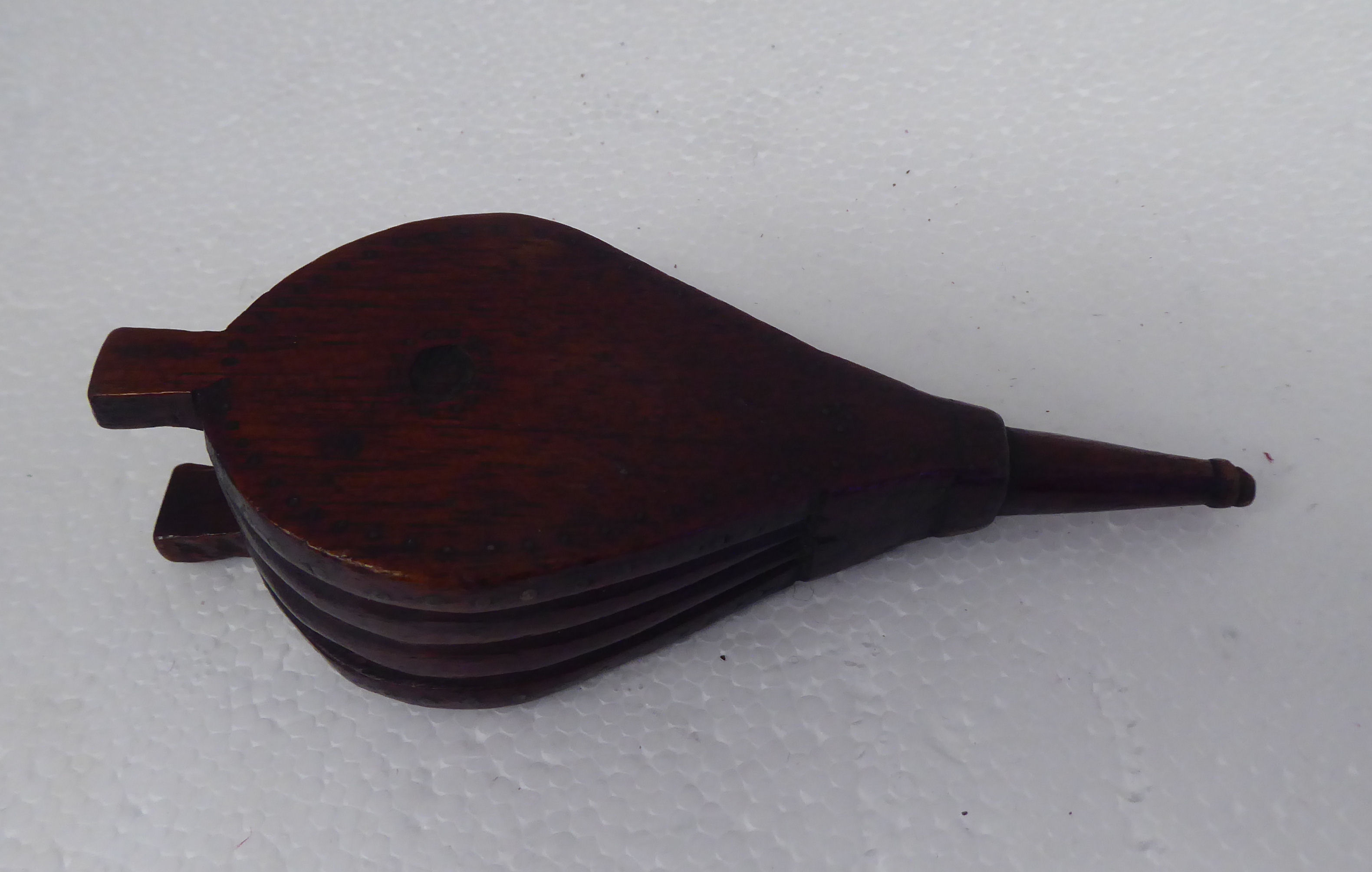 A 19thC treen carved wooden novelty snuff box, fashioned as a pair of bellows with a sliding lid - Image 4 of 6