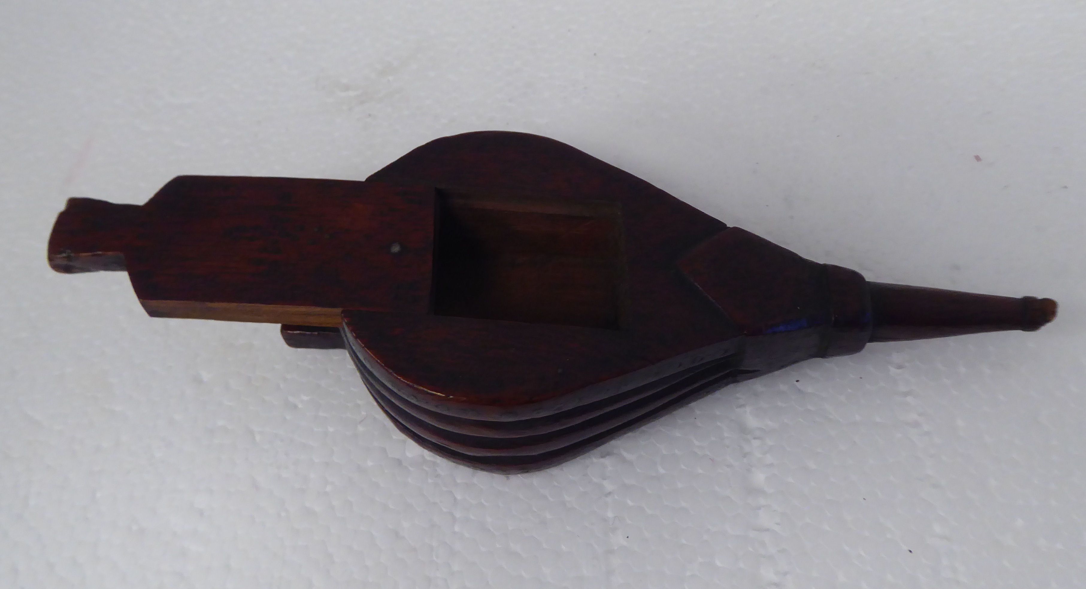 A 19thC treen carved wooden novelty snuff box, fashioned as a pair of bellows with a sliding lid - Image 6 of 6