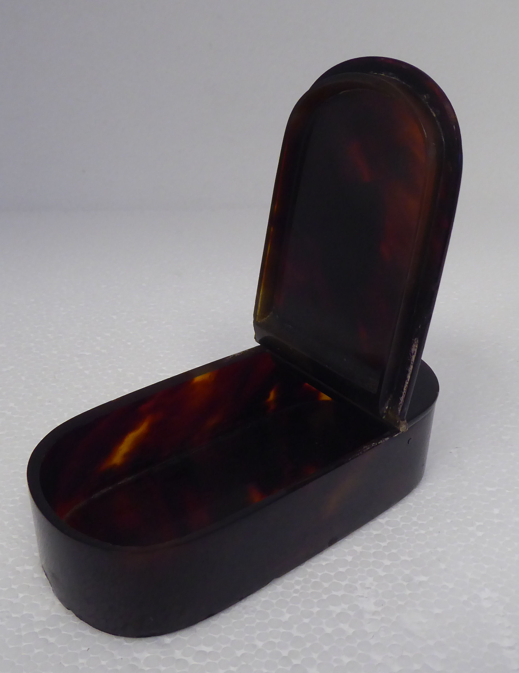 An early 19thC oval, tortoiseshell snuff box, the three-quarters hinged lid with yellow metal - Image 6 of 8