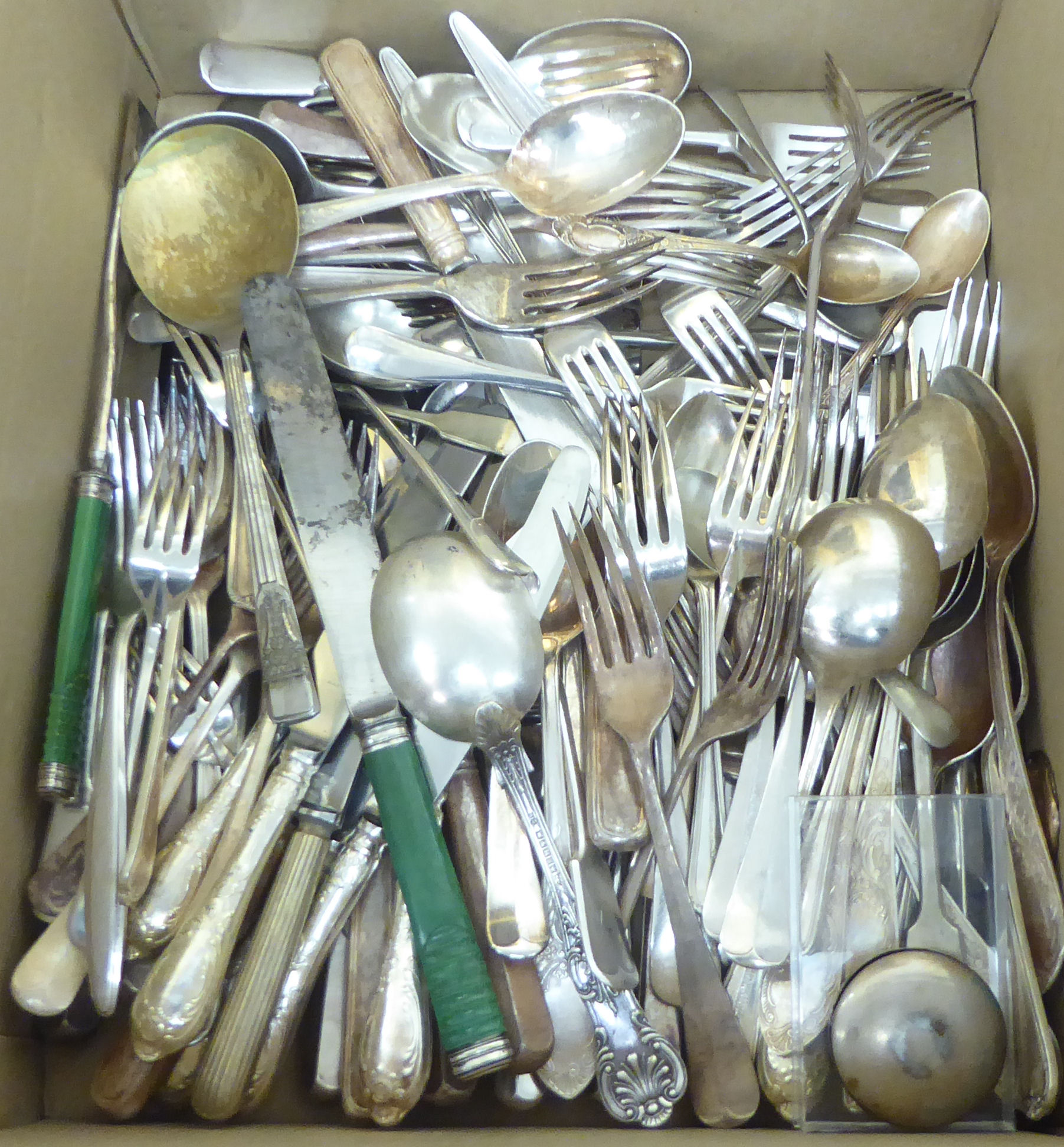 Various patterned silver plate and stainless steel bladed cutlery and flatware