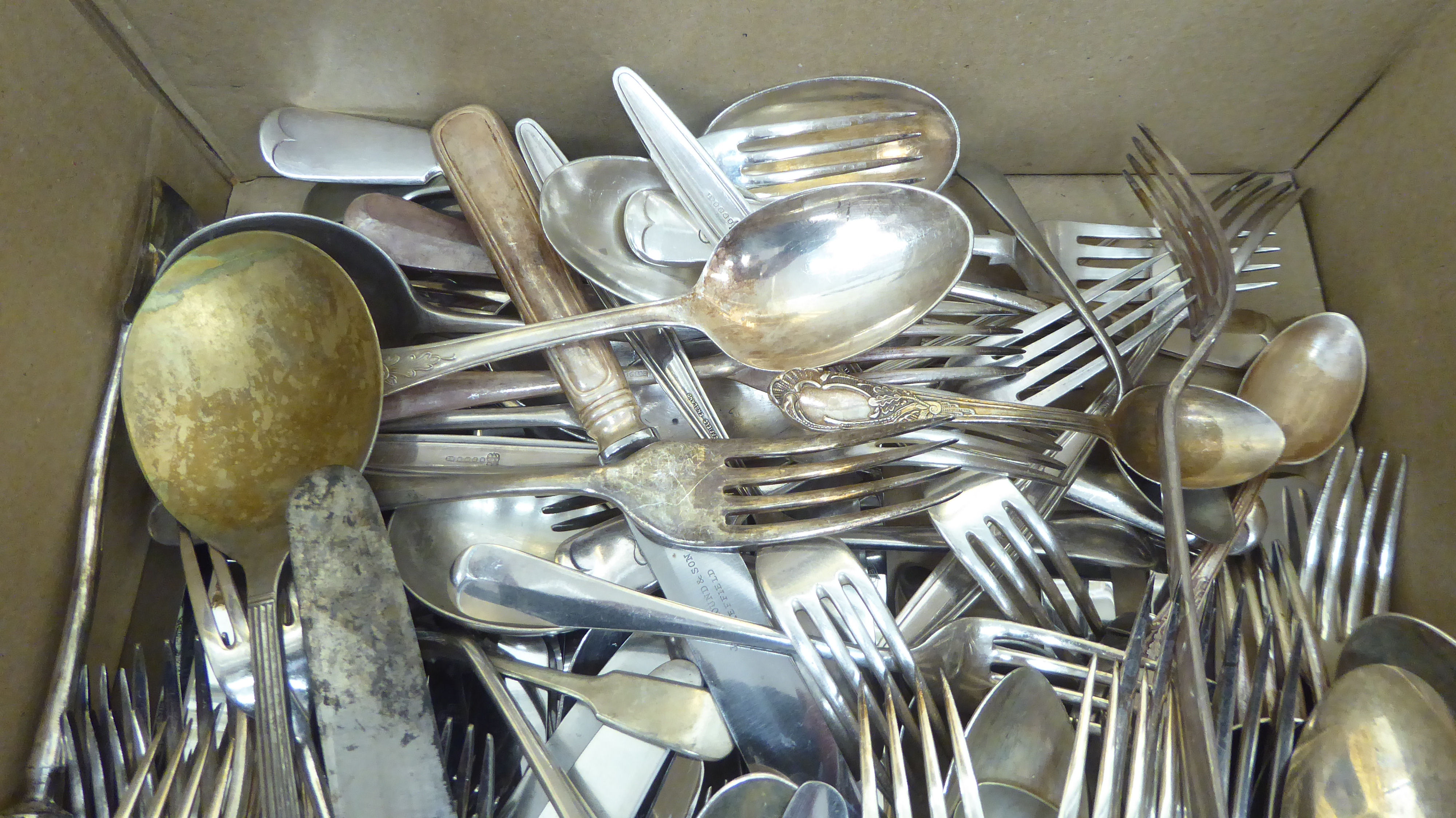 Various patterned silver plate and stainless steel bladed cutlery and flatware - Image 3 of 4