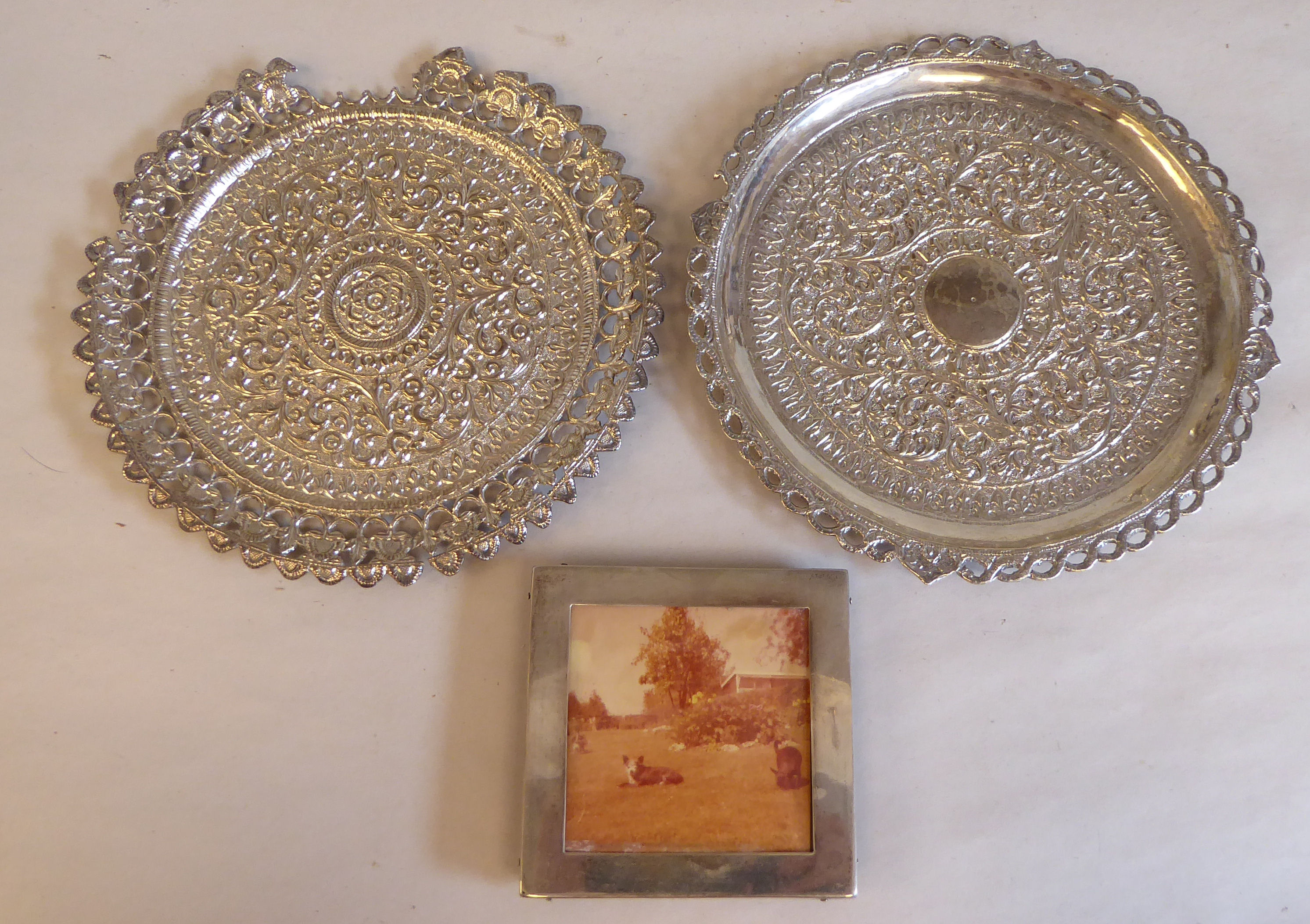 Uncollated coins, silver and white metal items: to include a photograph frame  3" x 3"; a goblet and - Image 2 of 6