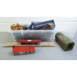 Hornby and other model railway related accessorises: to include a tunnel, track and buildings