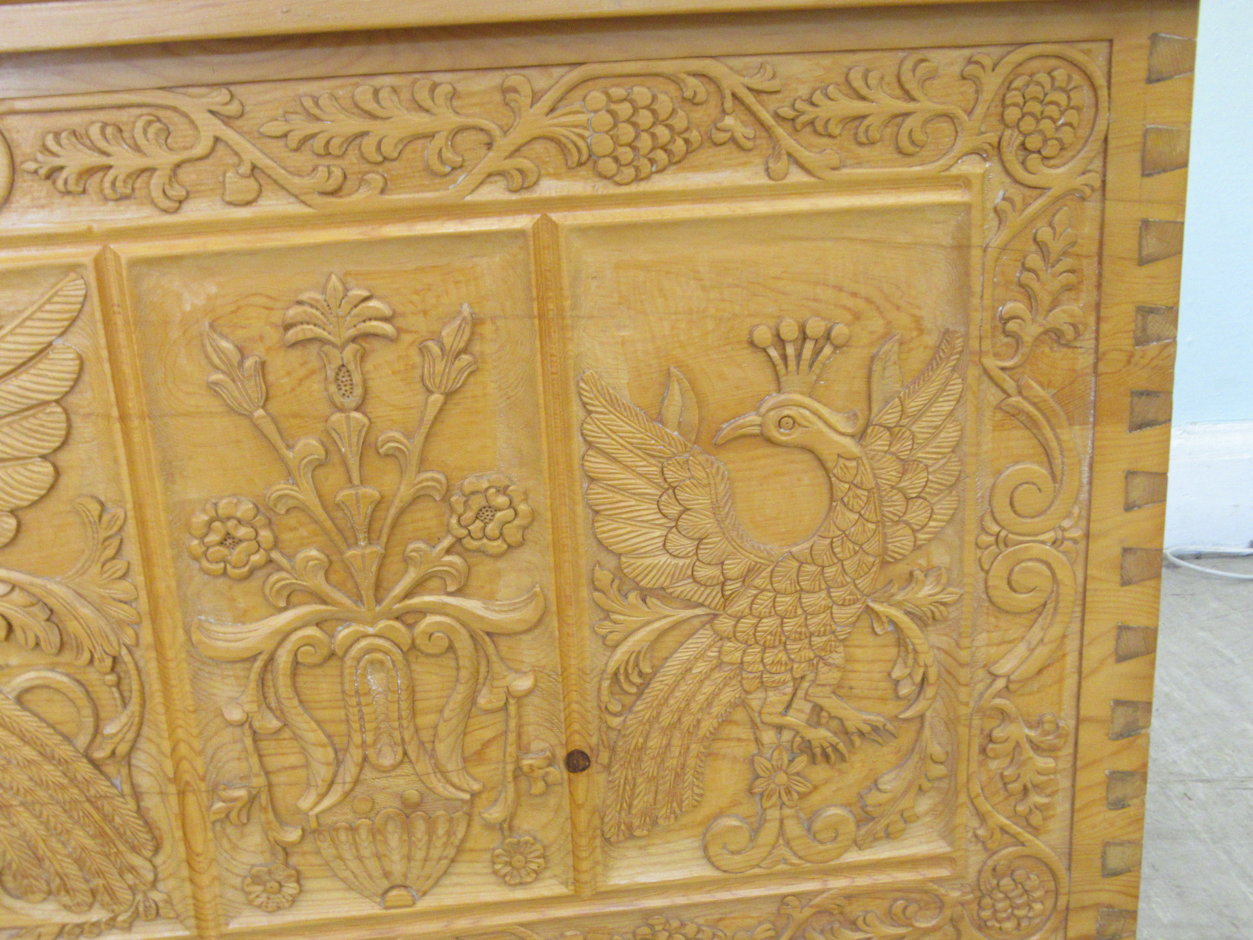 A modern Asian inspired pine blanket chest with straight sides and a hinged lid, over an exotic bird - Image 4 of 6