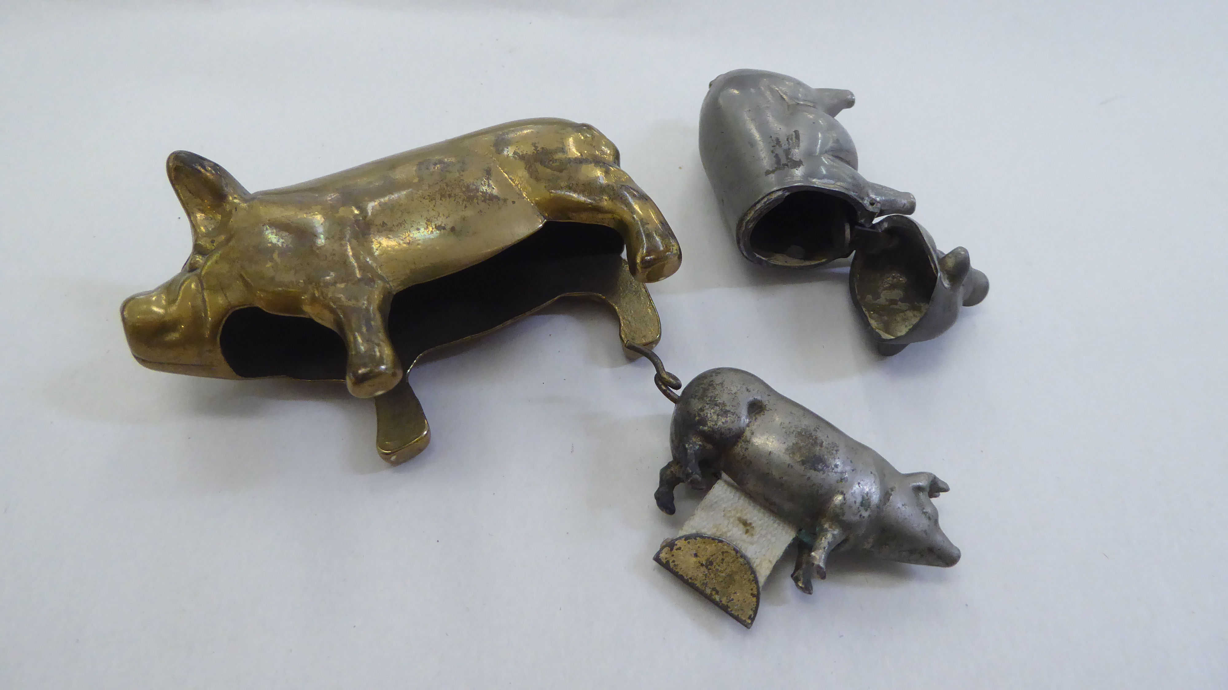 Six 20thC novelty pig themed items, viz. a measure, a vesta, a matchbox sleeve and others - Image 4 of 5