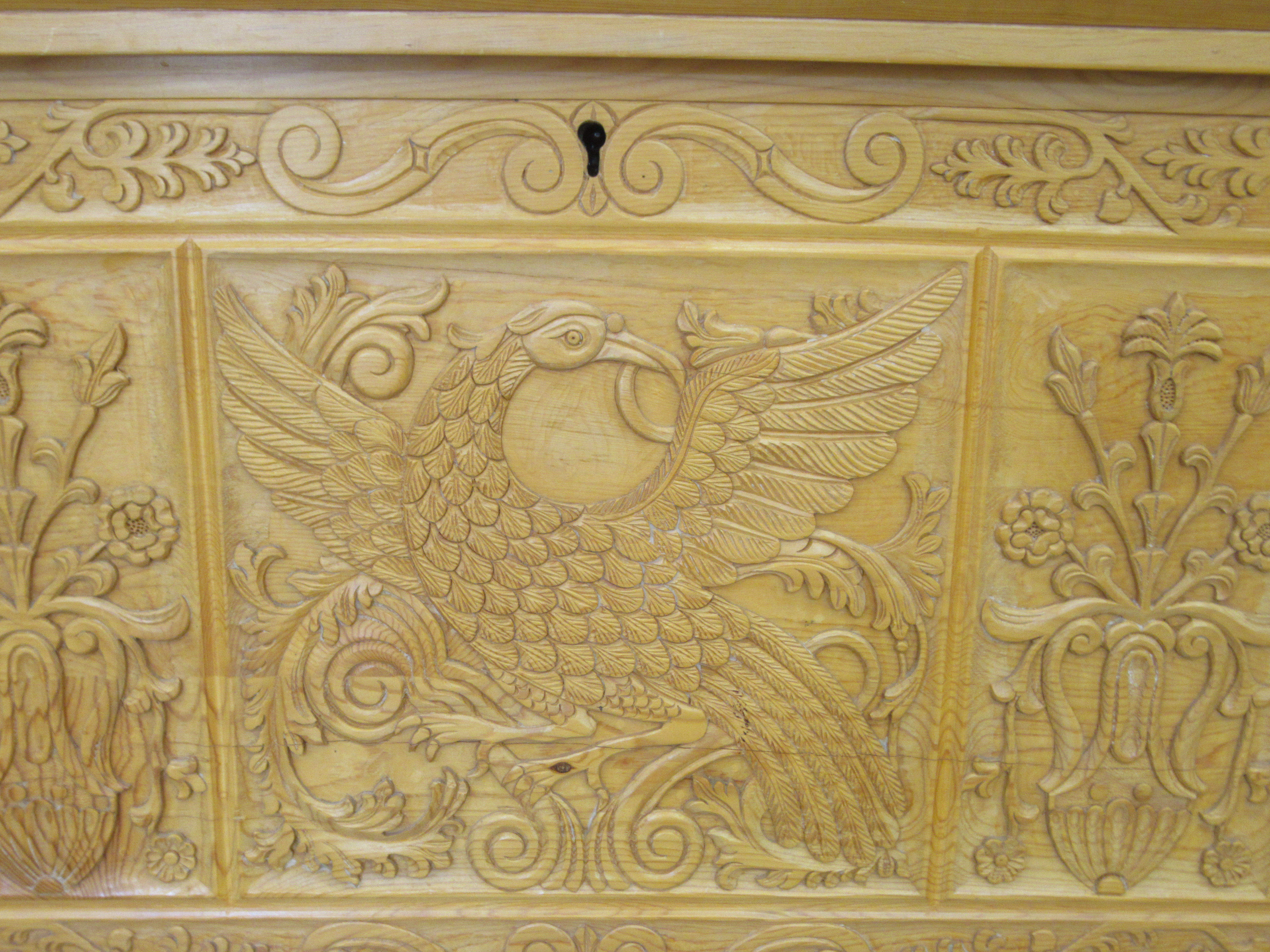 A modern Asian inspired pine blanket chest with straight sides and a hinged lid, over an exotic bird - Image 3 of 6