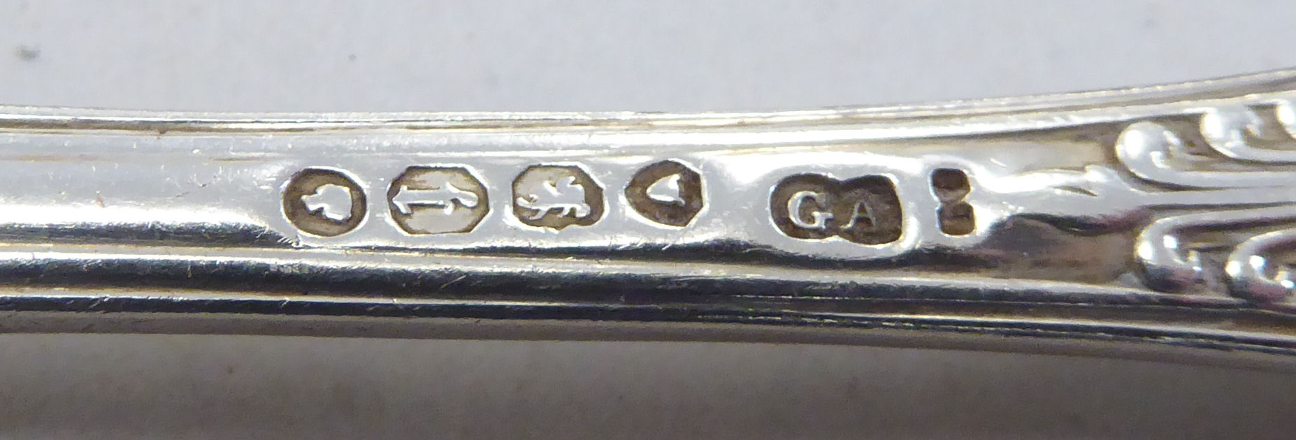 A set of five mid Victorian silver Queen's pattern teaspoons  London 1864 - Image 3 of 3