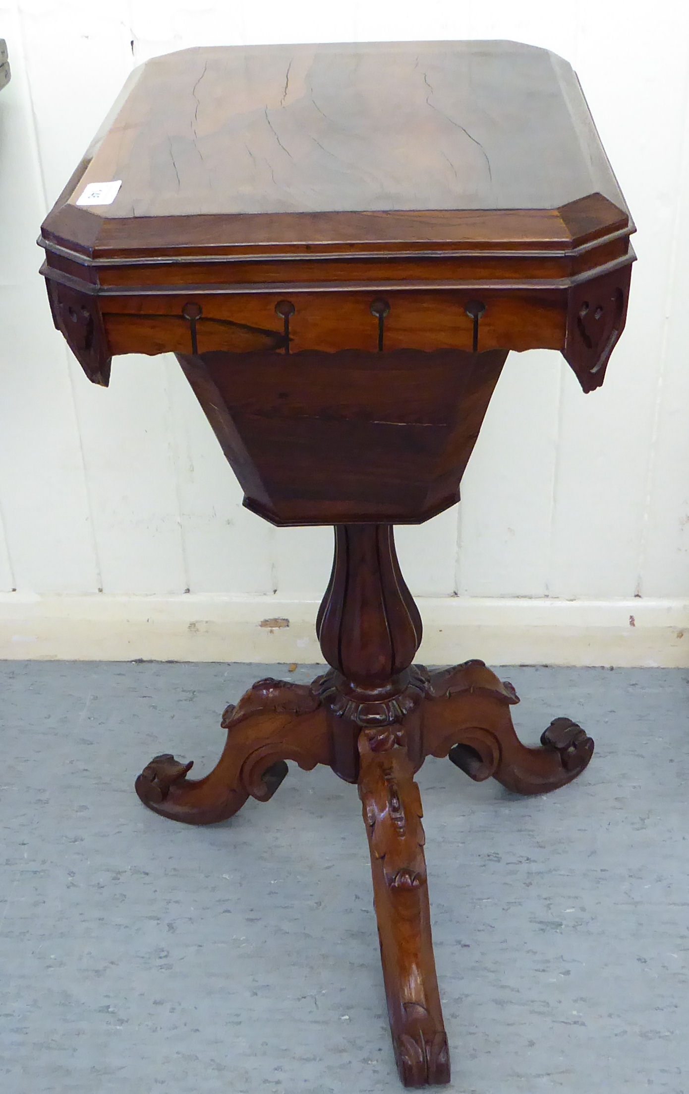 An early Victorian rosewood sewing table, the rectangular box top with canted corners and a - Bild 4 aus 7