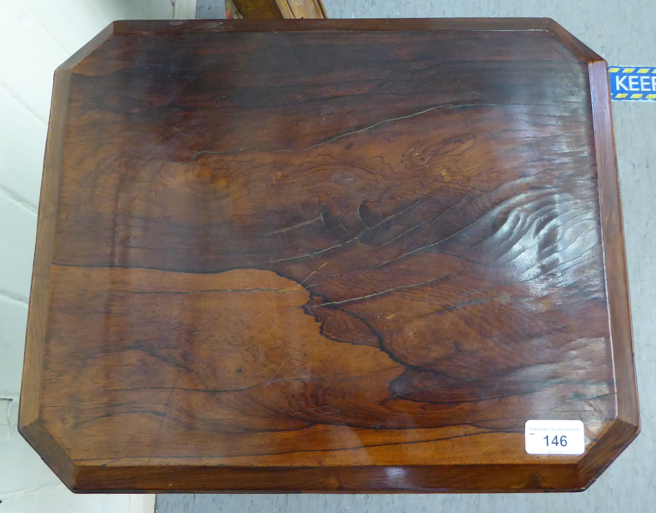 An early Victorian rosewood sewing table, the rectangular box top with canted corners and a - Bild 5 aus 7