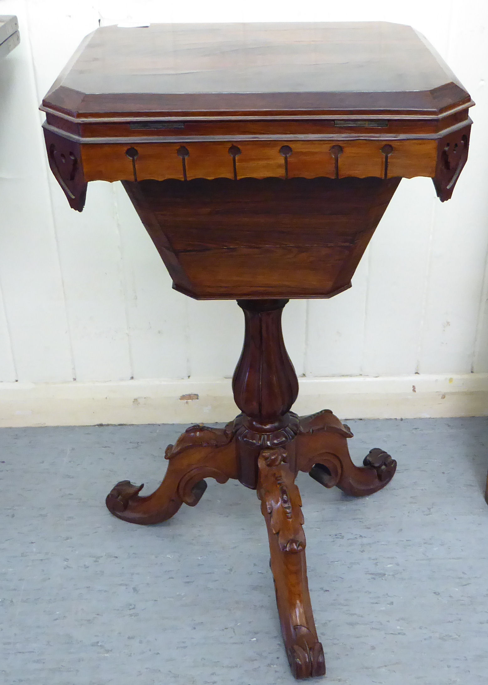 An early Victorian rosewood sewing table, the rectangular box top with canted corners and a - Bild 3 aus 7
