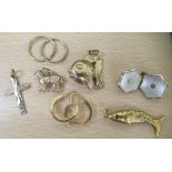 Gold and yellow metal collectables: to include an articulated fish charm