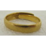 A Chinese 22ct gold band design ring