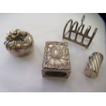 Silver collectables: to include a Goldsmiths & Silversmiths Company matchbox sleeve  London 1903