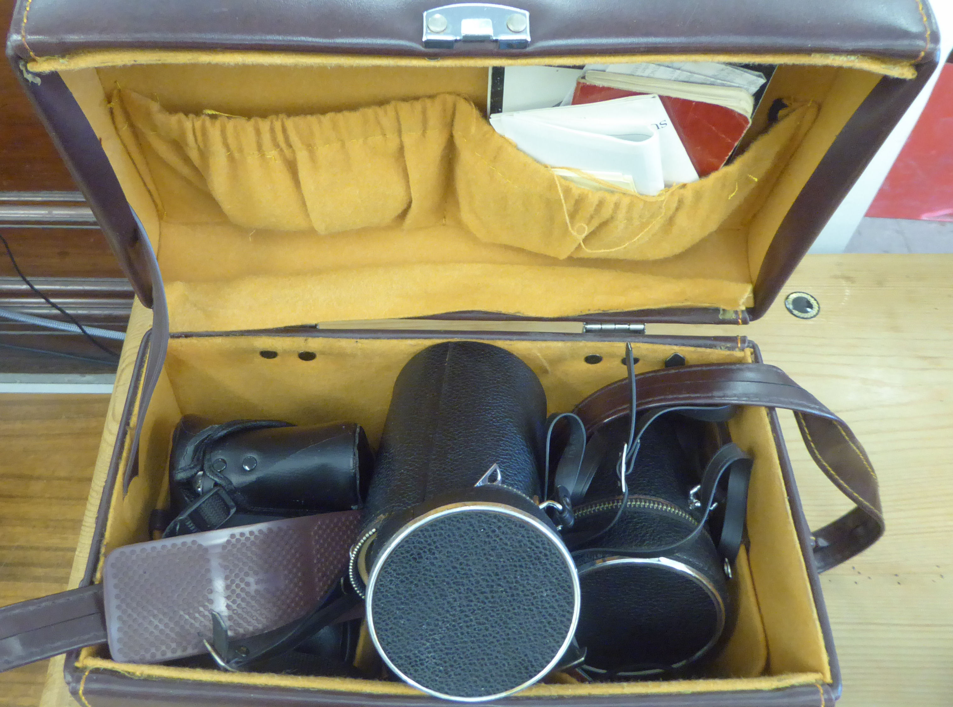 Photographic equipment: to include an Agfa-Box camera; and a Welbon folding camera tripod - Image 4 of 6
