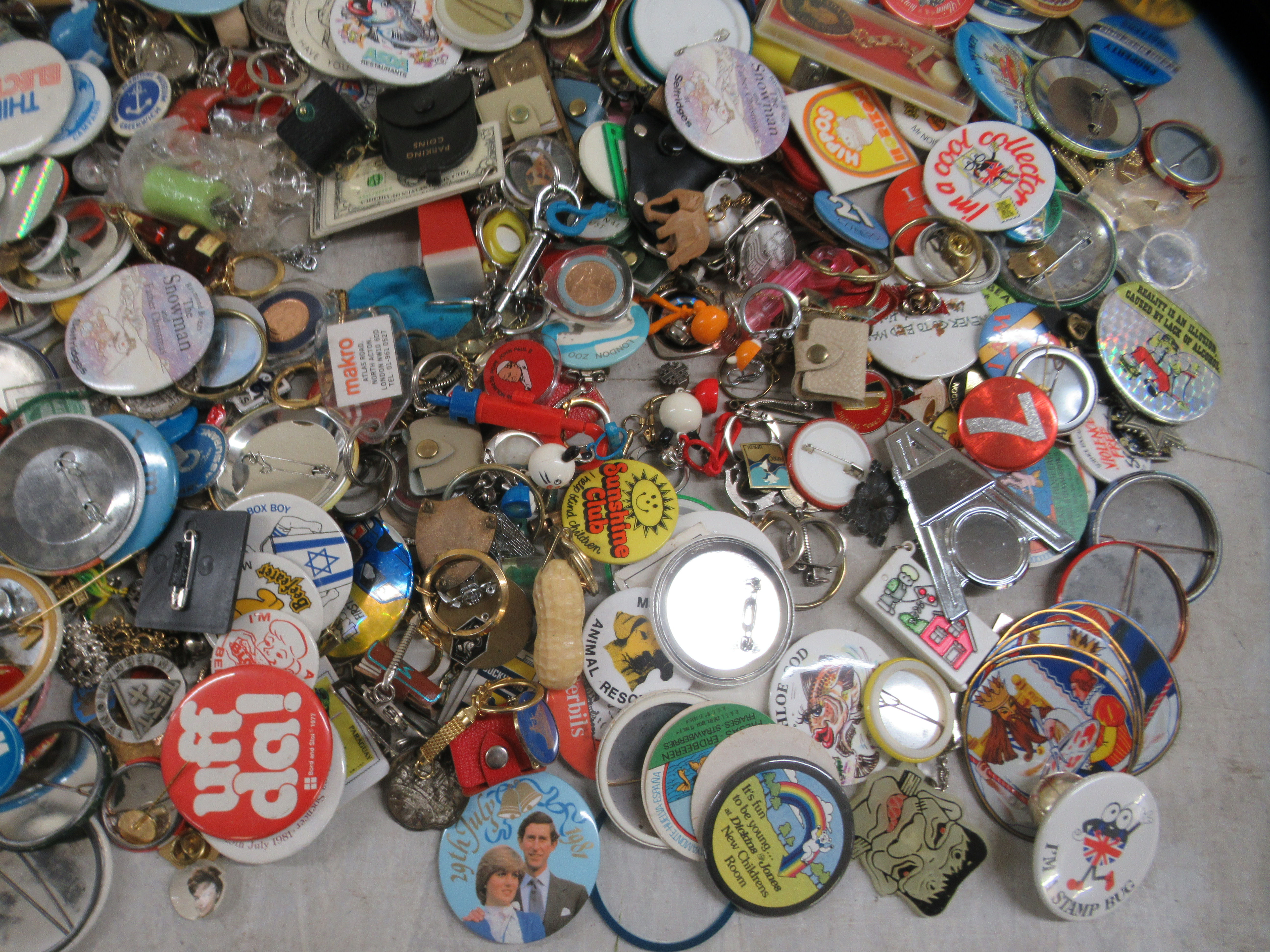 A collection of variously themed badges and keyrings - Image 6 of 6