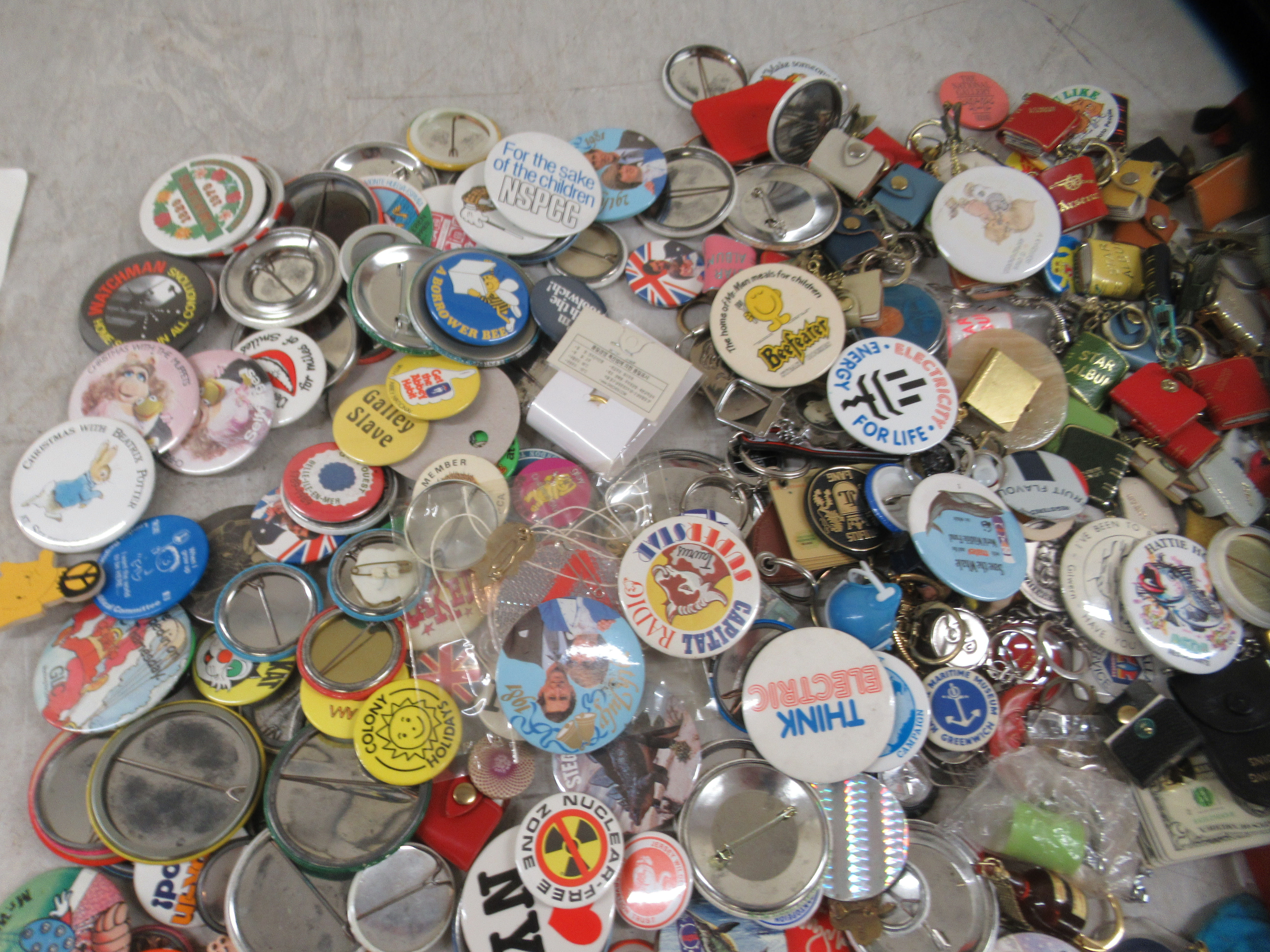 A collection of variously themed badges and keyrings - Image 3 of 6