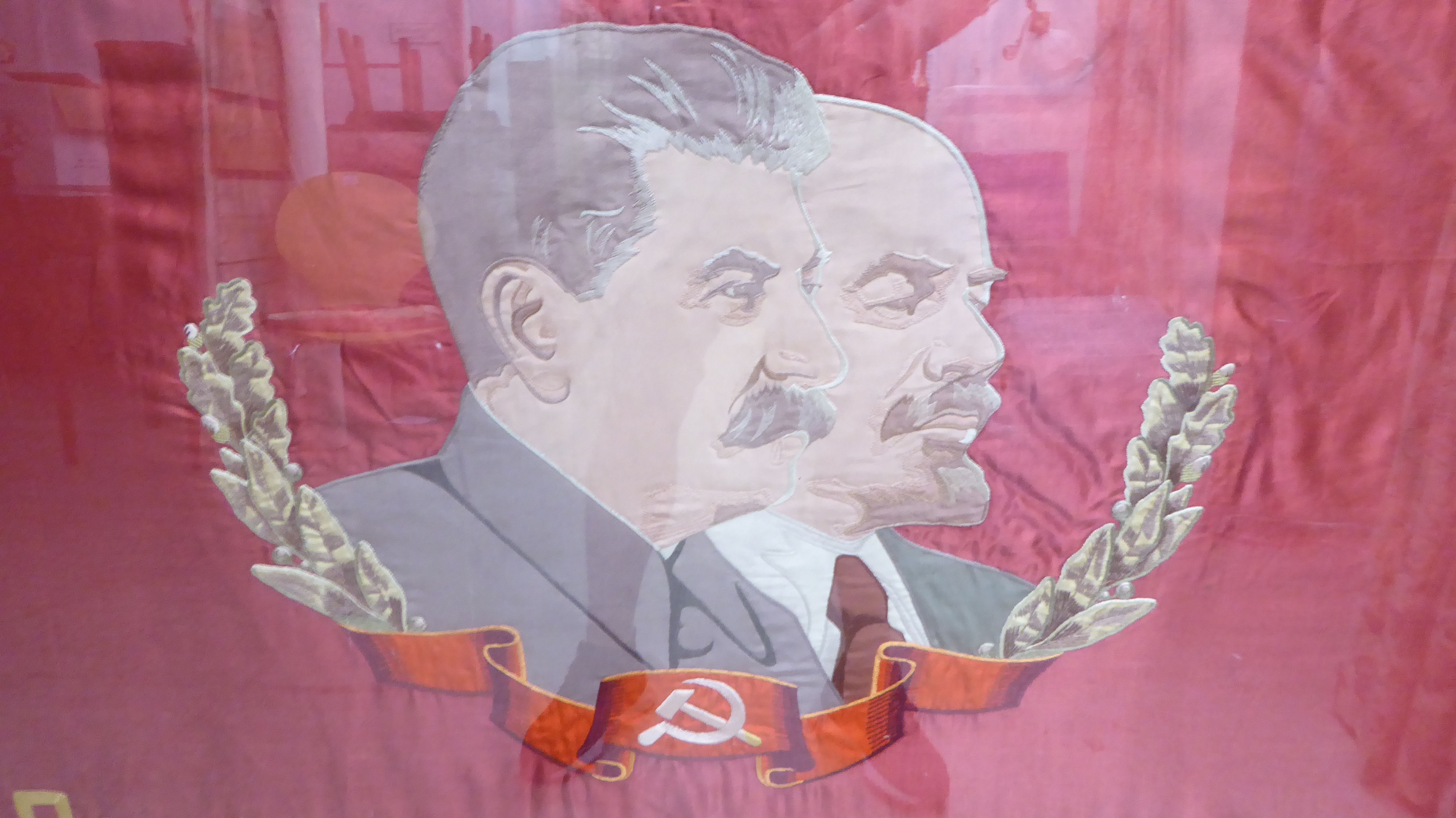 A tapestry banner, depicting head and shoulders portraits of the two Soviet revolutionaries, - Image 5 of 8